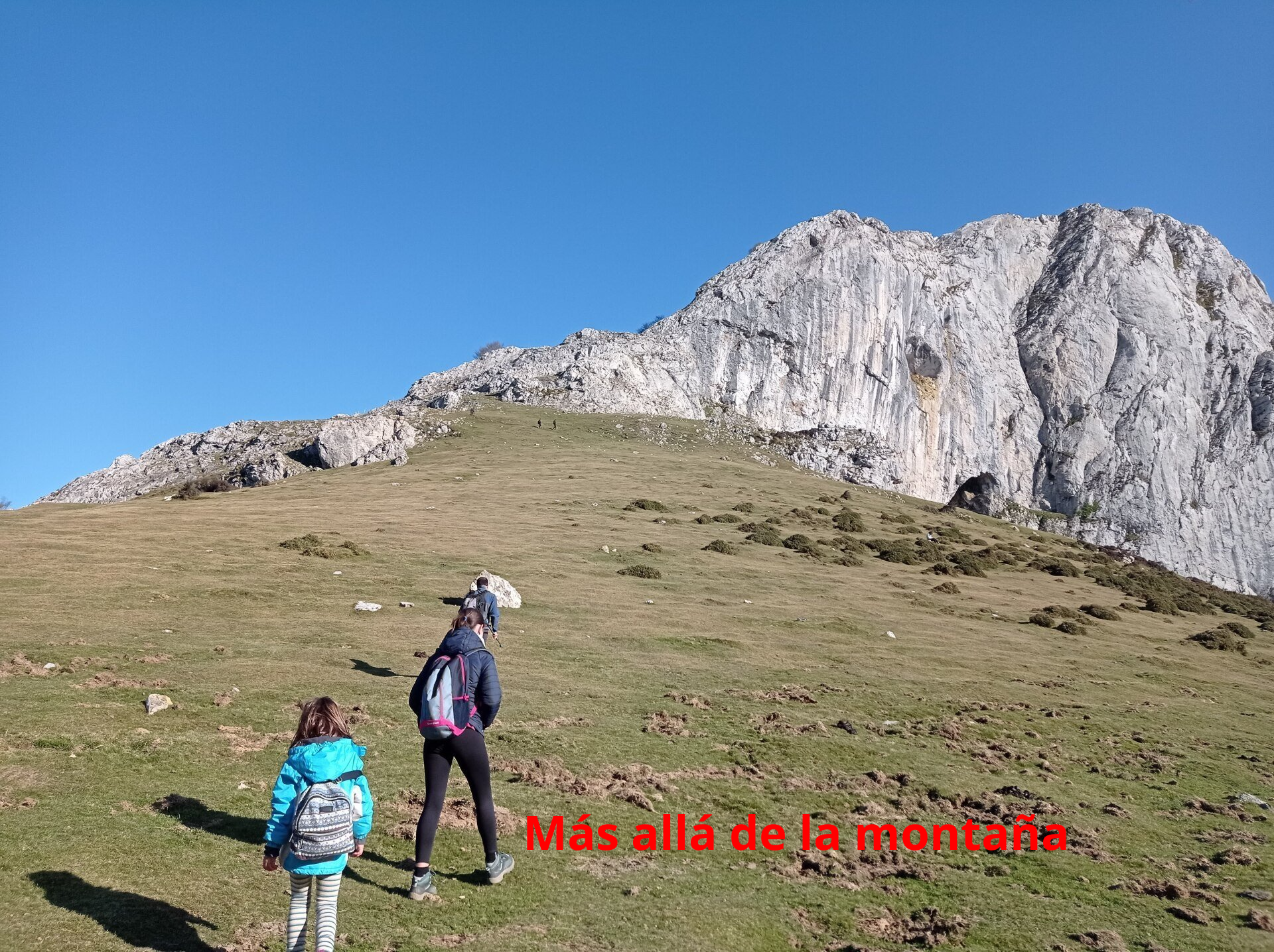 Cogemos la senda de la derecha y comenzaremos a subir la fuerte pendiente a través de la campa herbosa