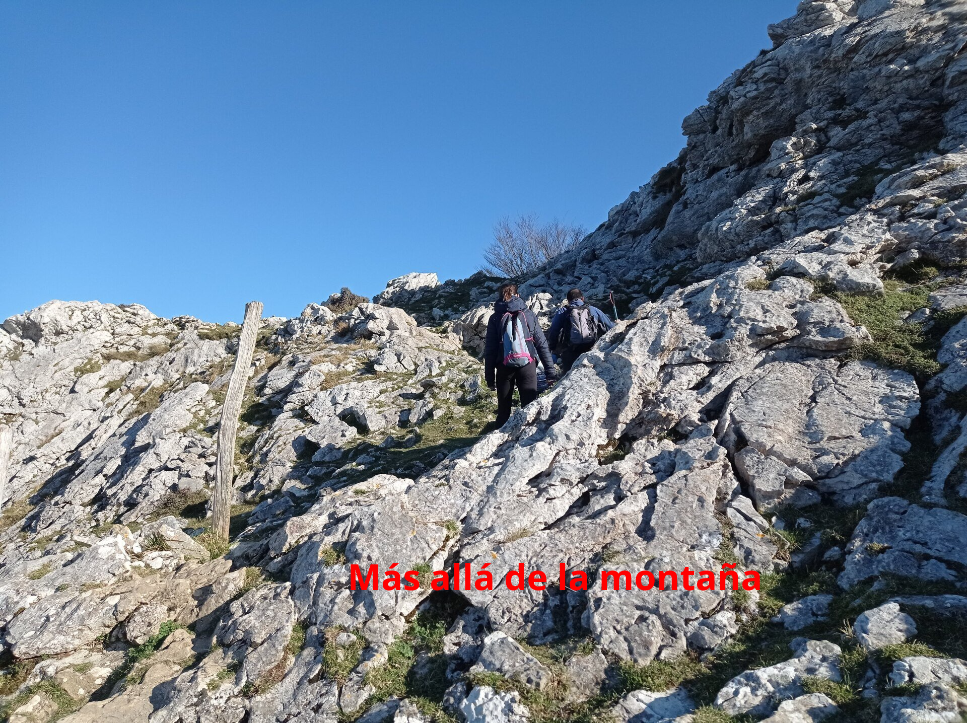 Este sendero nos lleva a un paso con una pequeña barrera abierta por la que pasaremos y girando a la derecha, comenzaremos a subir entre todas las rocas.