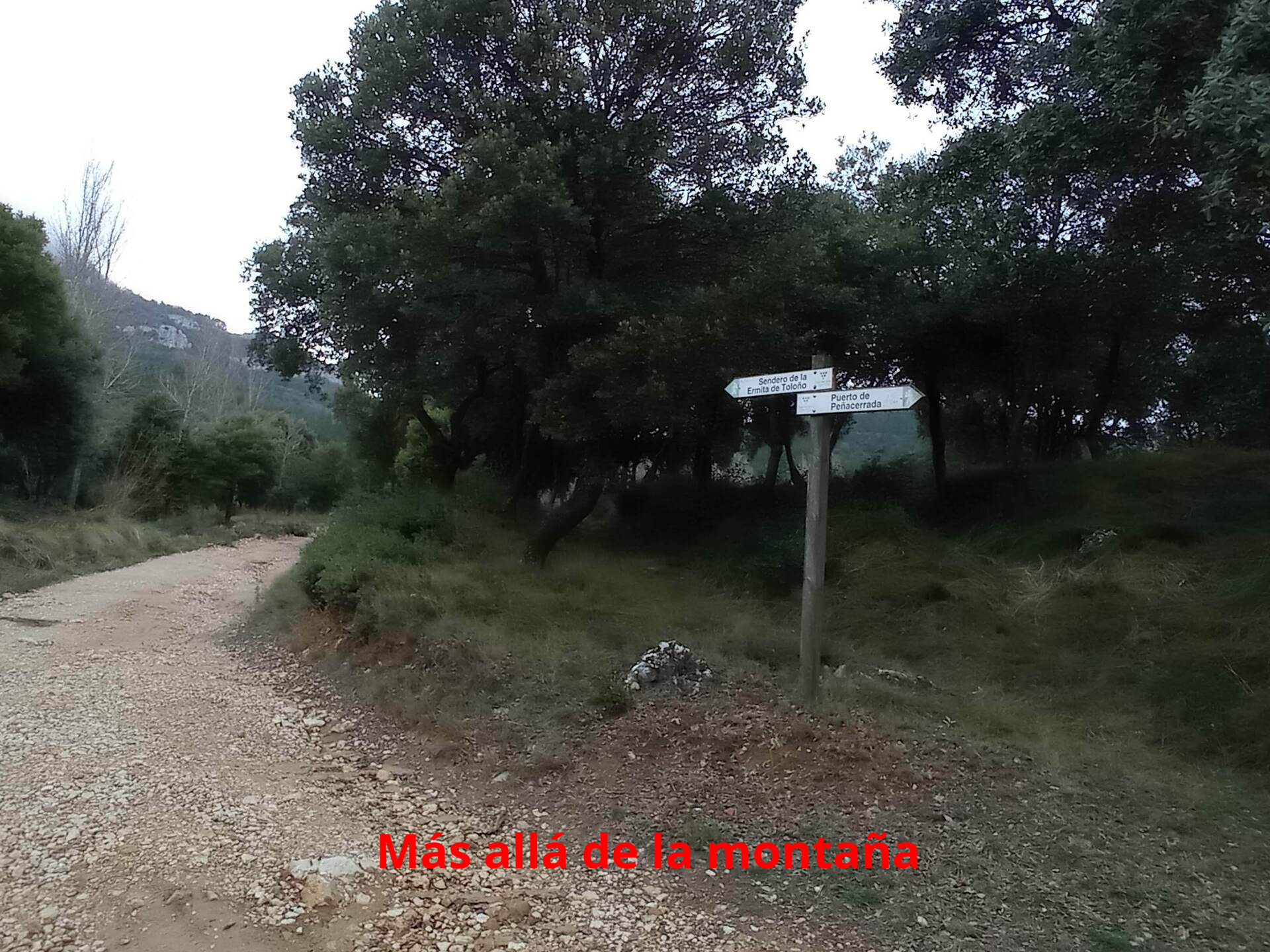 Al comienzo de la pista hay un letrero que indica ''Ermita de Toloño'' señalizado con marcas amarillas y blancas del PR-LR 51.