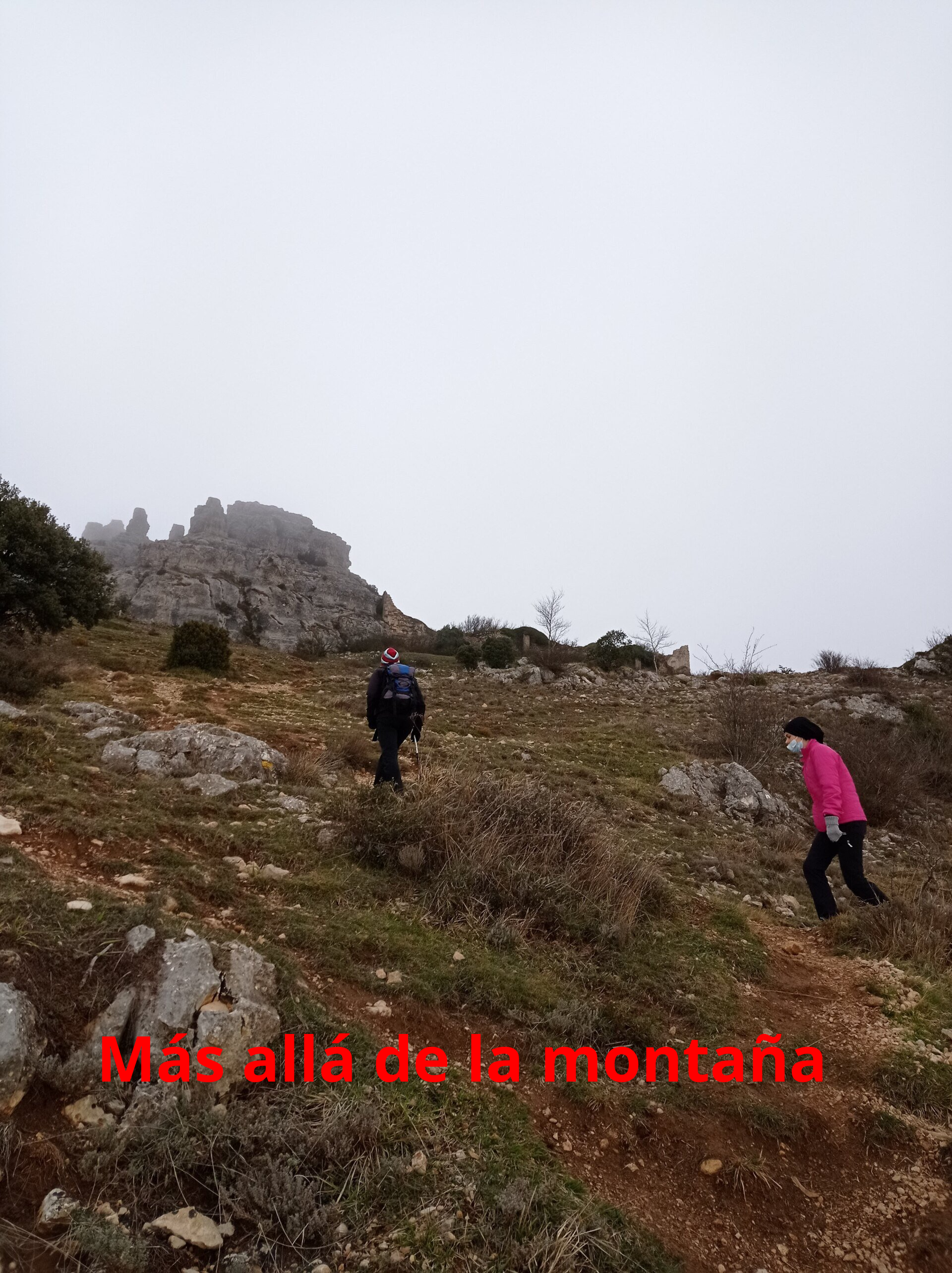 cogemos el sendero que sale de la parte trasera de la ermita. Es un sendero bastante evidente y poco a poco vamos ganado altura
