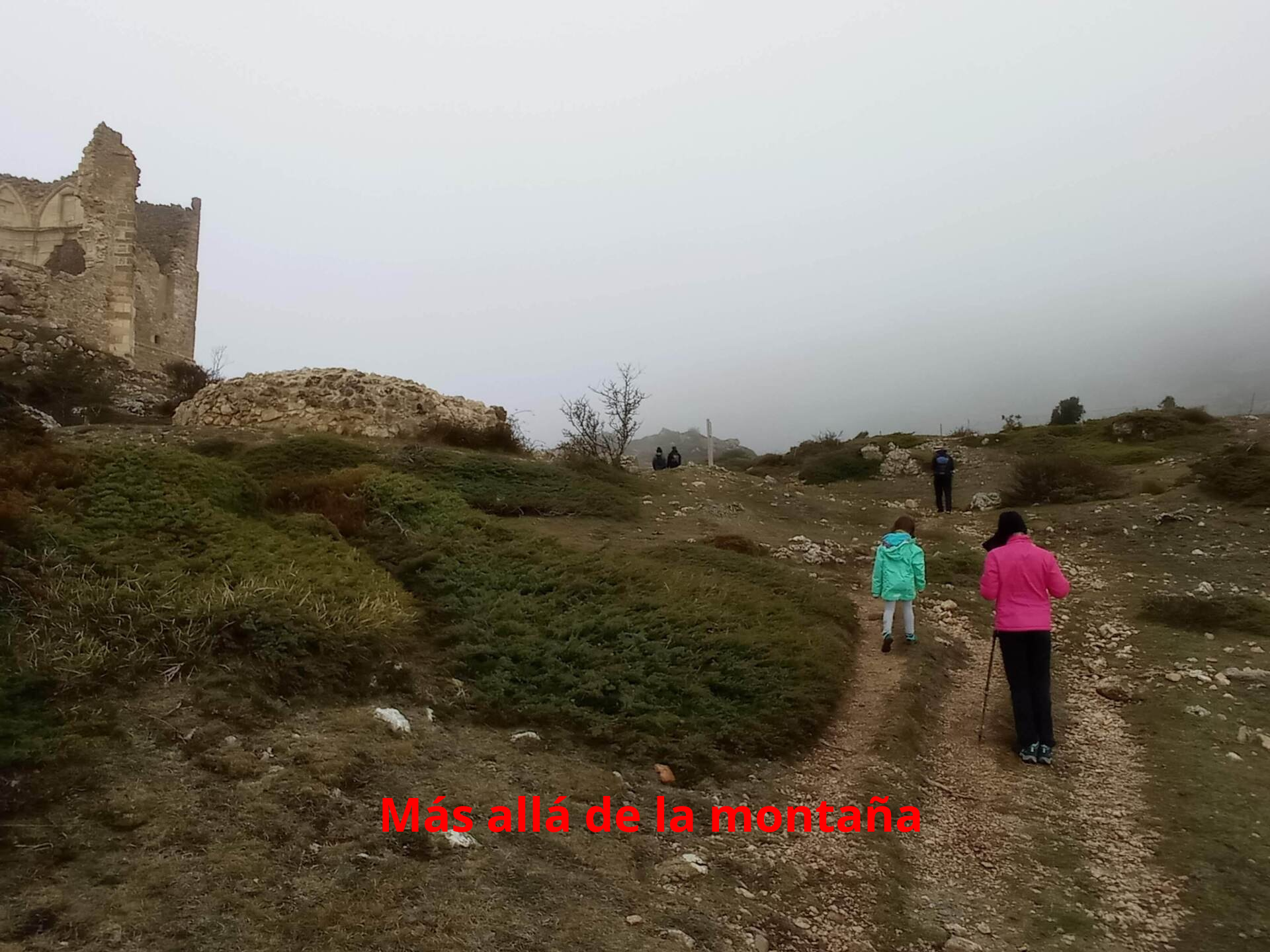 Bordeamos el santuario y llegamos a una valla metálica, la cual cruzaremos