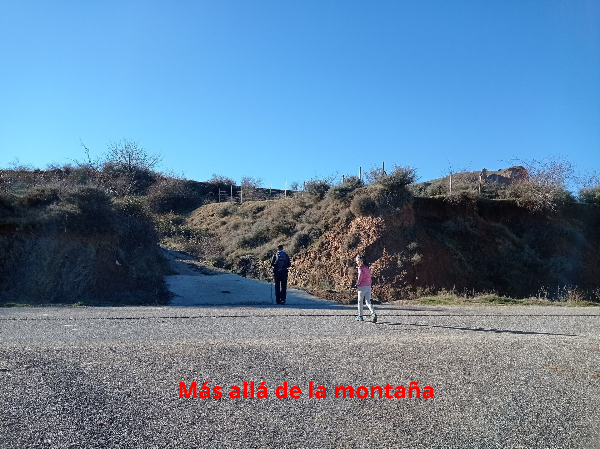 poco la pista se cruza con una carretera asfaltada que deberemos cruzar para seguir de enfrente. Ahora la pista es de tierra y piedras. El camino es bastante obvio y no hay pérdida.