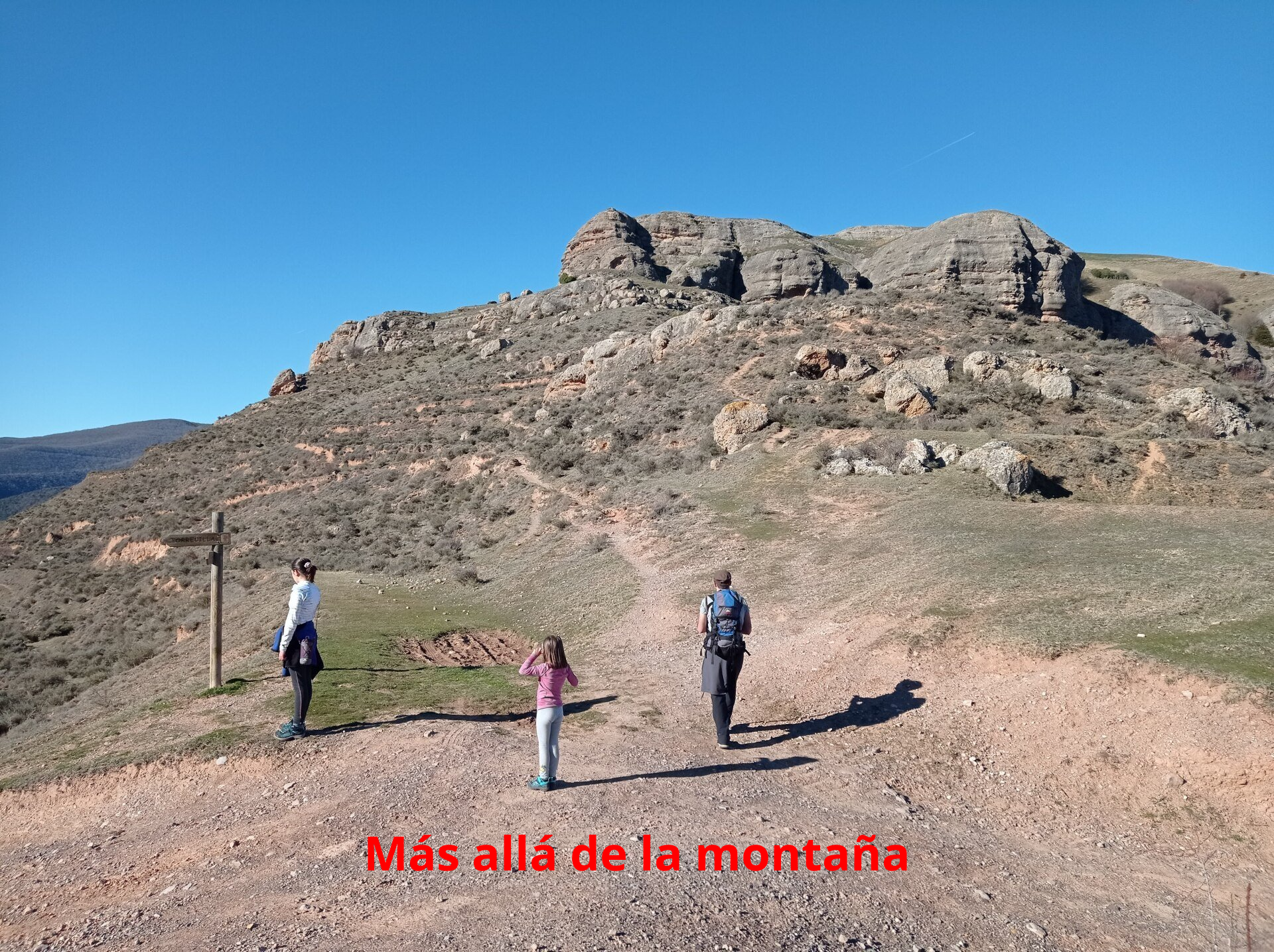 Una vez alcanzado el collado veremos un poste indicador, ahí debemos desviarnos de las pistas para buscar un tímido sendero que asciende hacia la cara sur del Castillo (a la derecha).