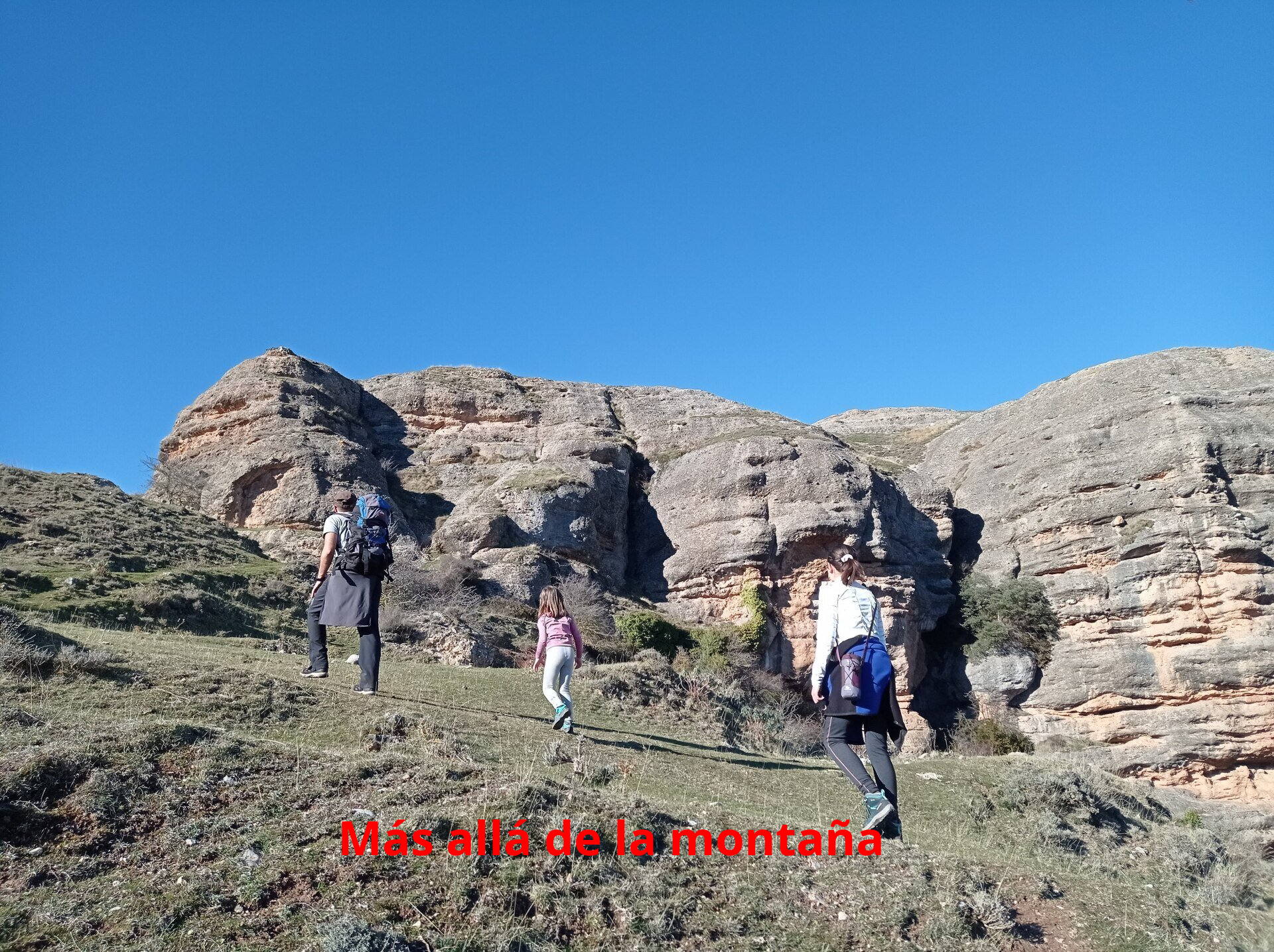 Subimos por la senda hasta llegar a punto donde la pared se hace muy vertical pero que es el único lugar desde donde podremos subir.