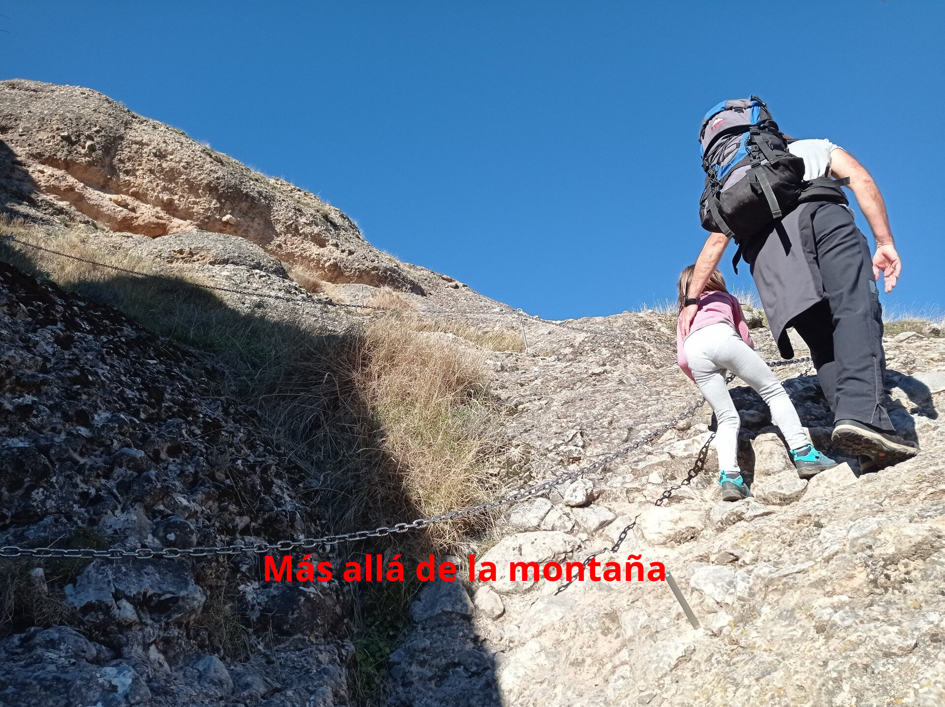 Para superar este tramo, han equipado a la pared con una cadena, la cual debemos utilizar para ayudarnos a subir por la pared. No se trata de un paso difícil si te ayudas de la cadena (mis hijas no tuvieron problemas).
