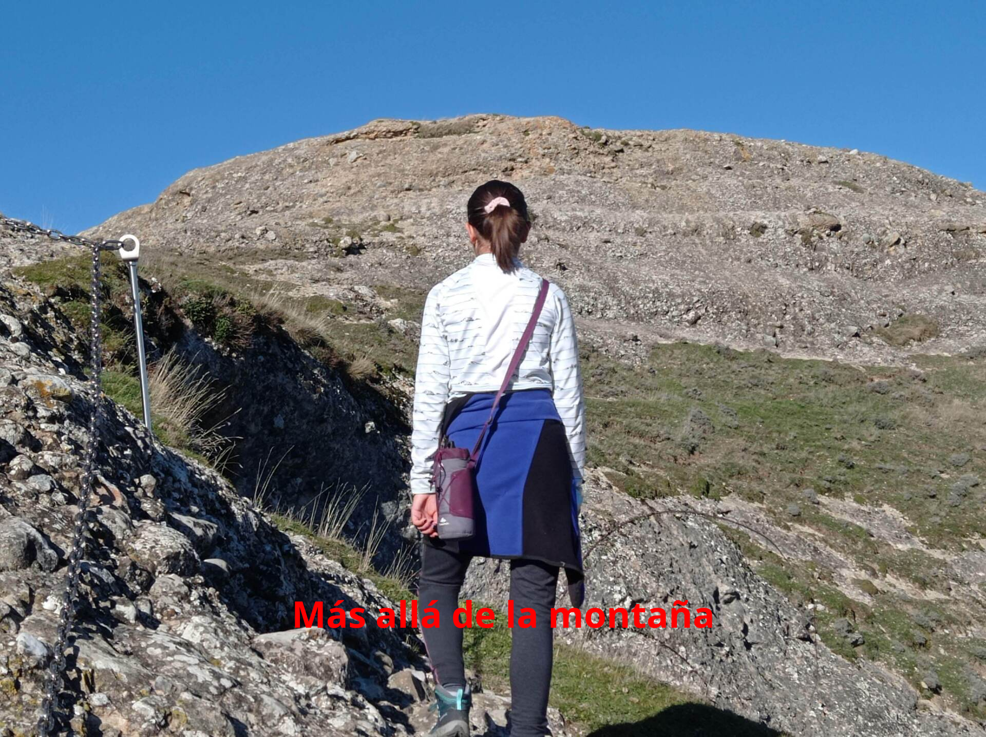 Una vez arriba, llegamos a una zona herbosa. Para acceder al pequeño buzón de la cumbre deberemos avanzar por la cresta 5 minutos más