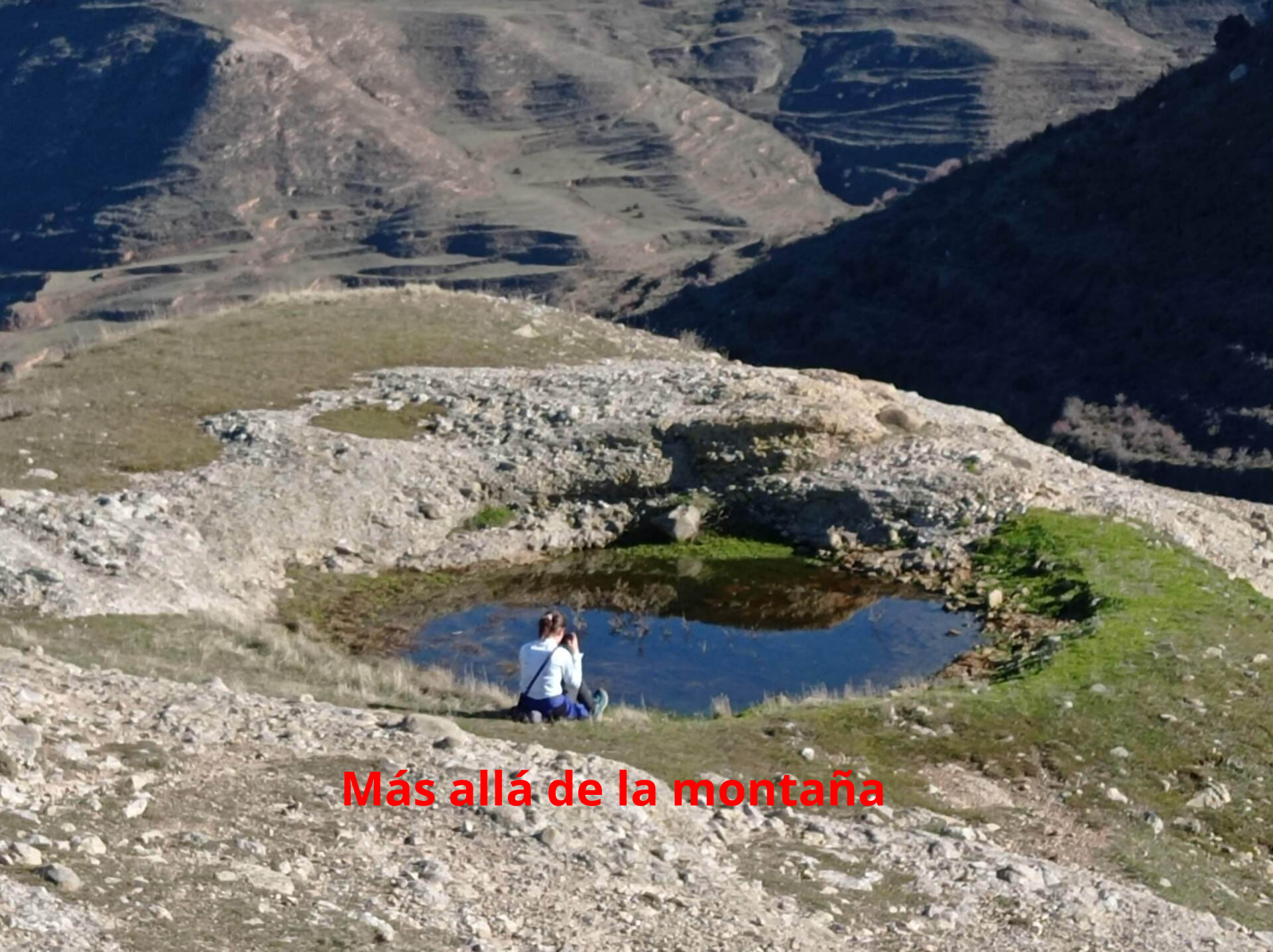 También podemos ver dos pequeñas charcas de agua así como los restos de una excavación arqueológica.