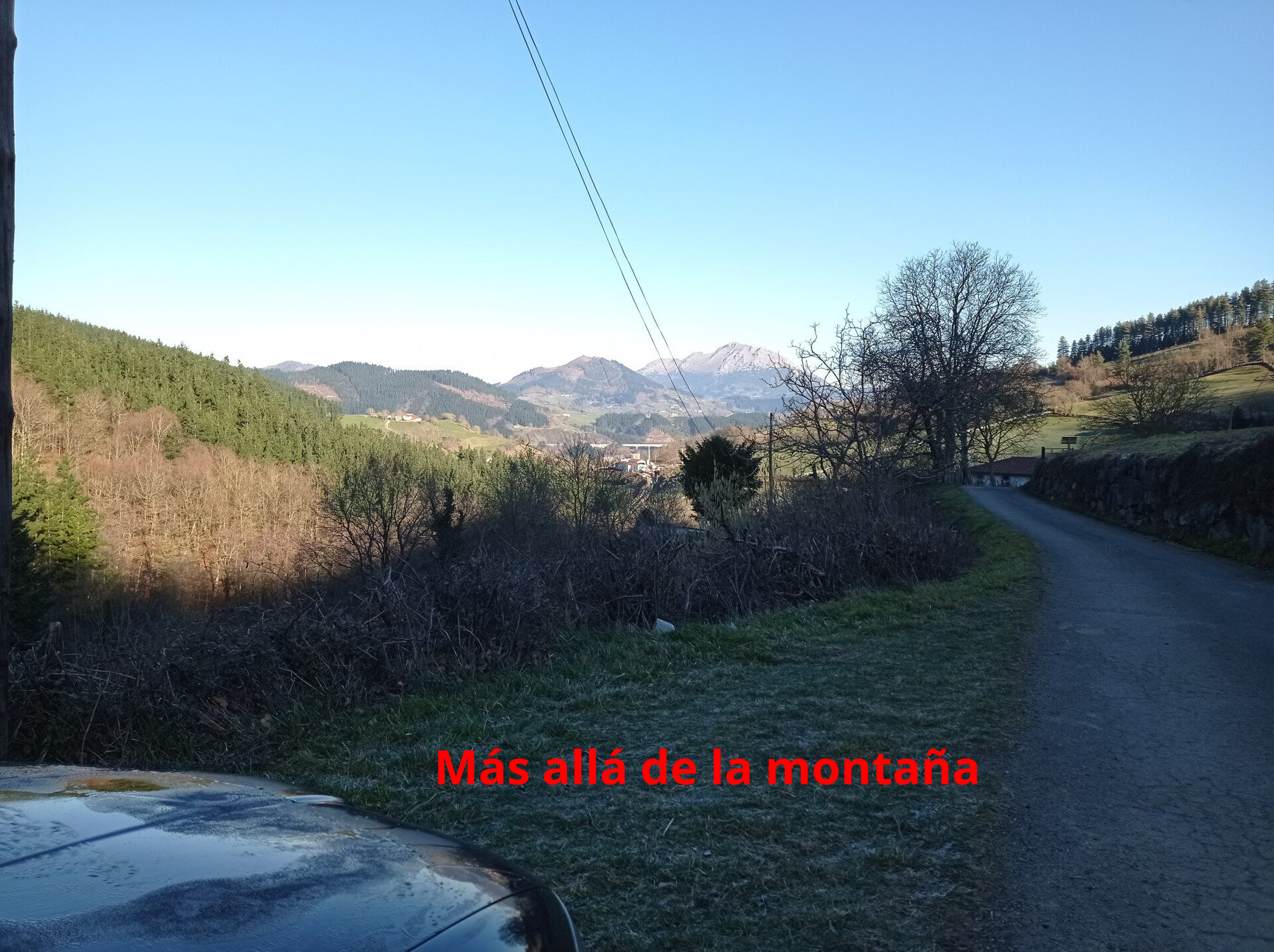 Dejamos atrás los caseríos de Jausoro y Karoi y llegamos al último de los caseríos donde el asfalto deja paso a un camino de gravilla que desciende hasta el cauce de un arroyo. Justo antes de llegar a este punto y que se acabe el asfalto dejamos aparcado el coche.