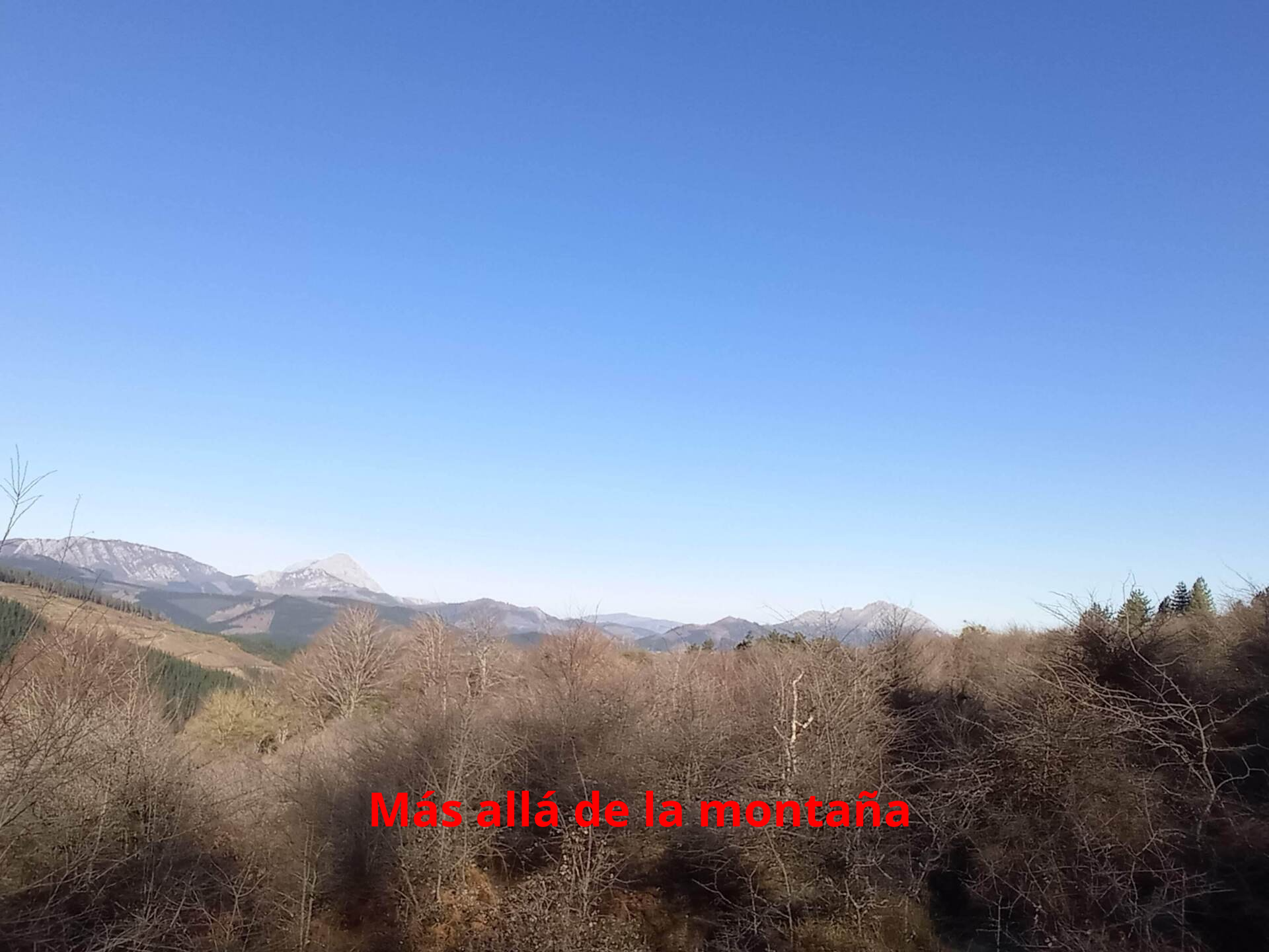 A medida que vamos subiendo, las vistas de la zona empiezan a deslumbrarnos, se obtienen unas excelentes vistas del valle del Deba.
