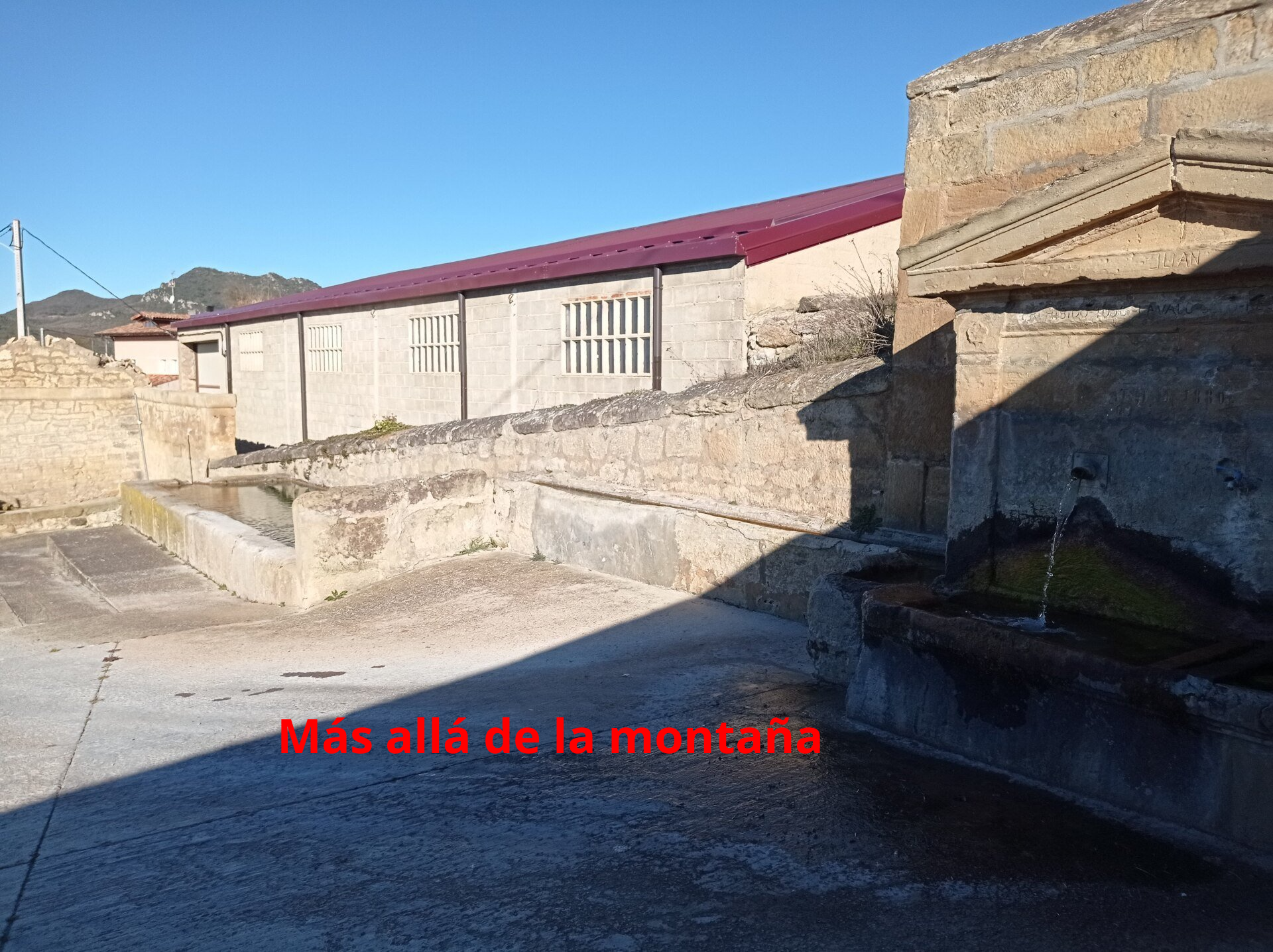 En lo alto del pueblo hay una buena fuente con lavadero donde podemos dejar el coche.