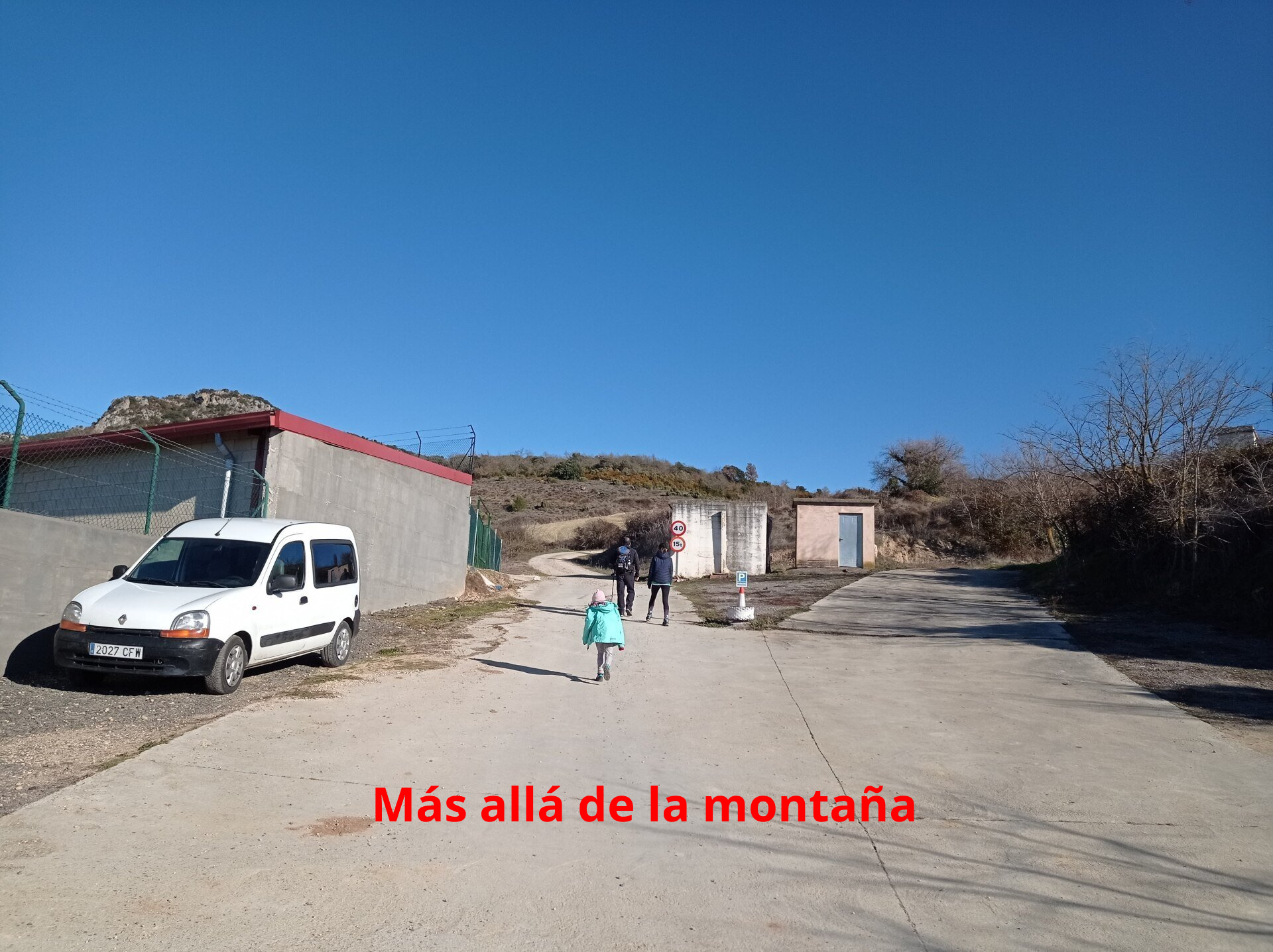 Por encima del lavadero y dirección Norte, pasa un camino ancho que lleva hasta un depósito de agua. Aquí nos encontramos con una bifurcación, cogiendo el camino en frente nuestro y que va hacia arriba.