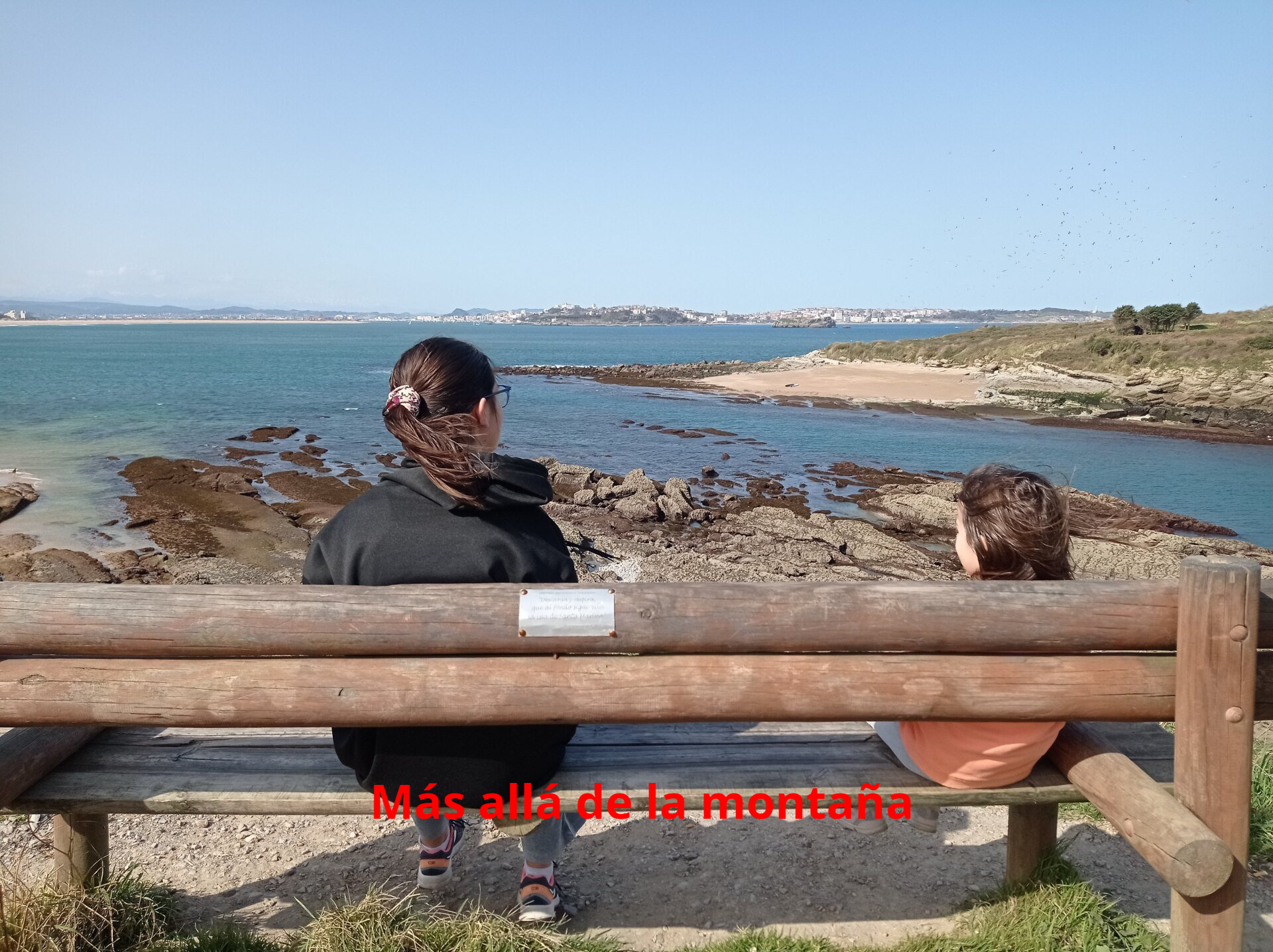 Nosotros cogemos el sendero de la izquierda, el cual desciende hasta la playa y luego sube hasta llegar al Mirador de la Playa de los Tranquilos. Desde aquí hay unas excelentes vistas de la bahía de Santander y la isla de Santa Marina, que está justo enfrente de nosotros.