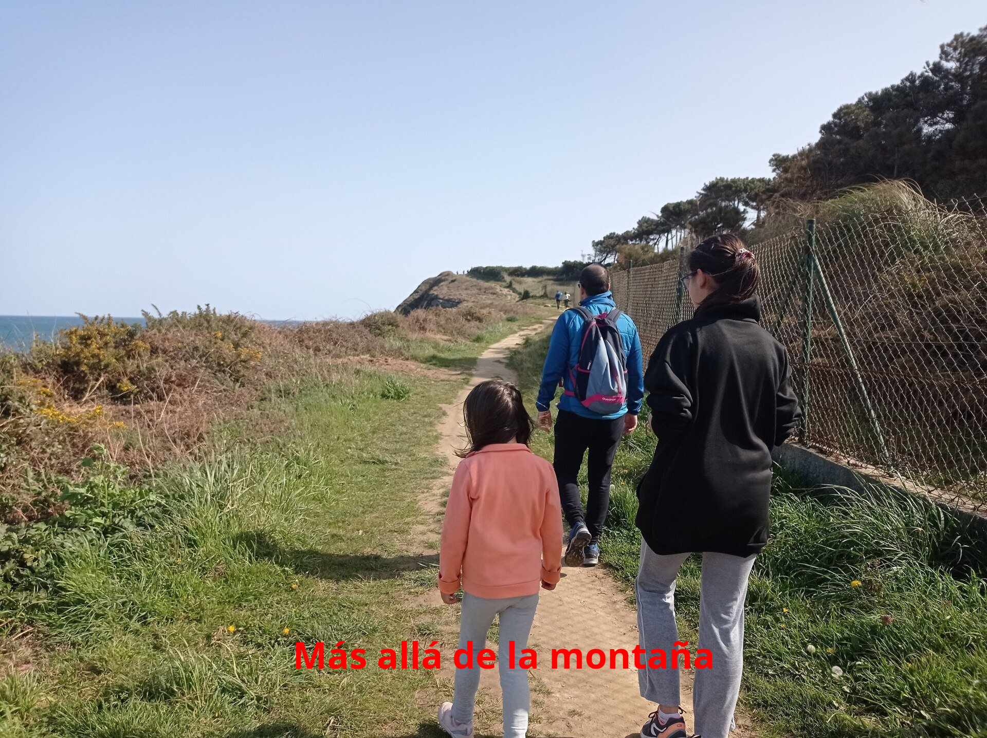 Después de disfrutar de las vistas, continuamos el camino por una senda que bordea los acantilados, pegados a los cercados de unas casas. El camino no tiene perdida.