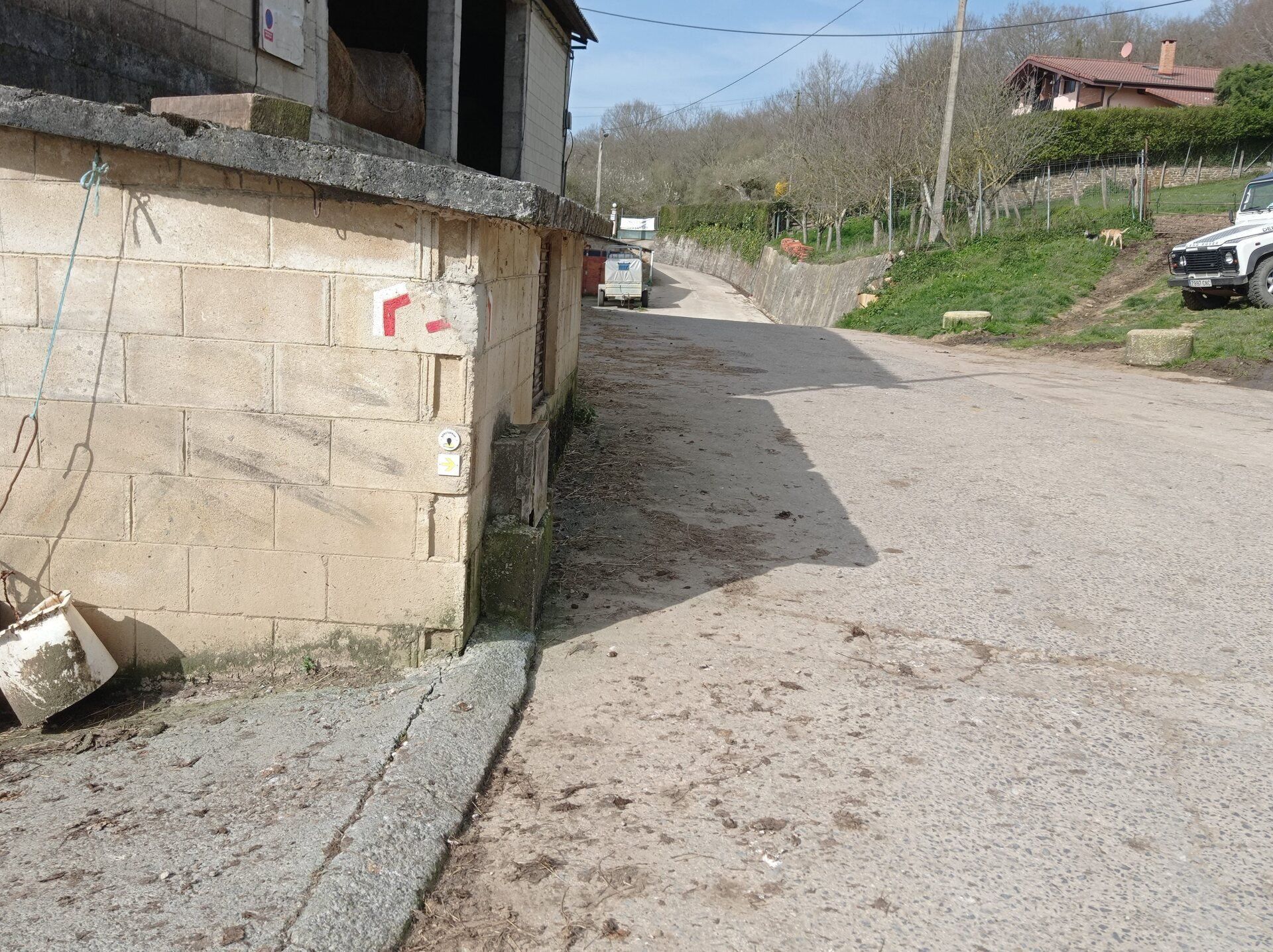 La ruta comienza en la localidad alavesa de Etxaguen. Nosotros aparcamos el coche cerca de unos caseríos y una explotación de ovejas justo después de pasar una fuente con lavadero fechada en 1799