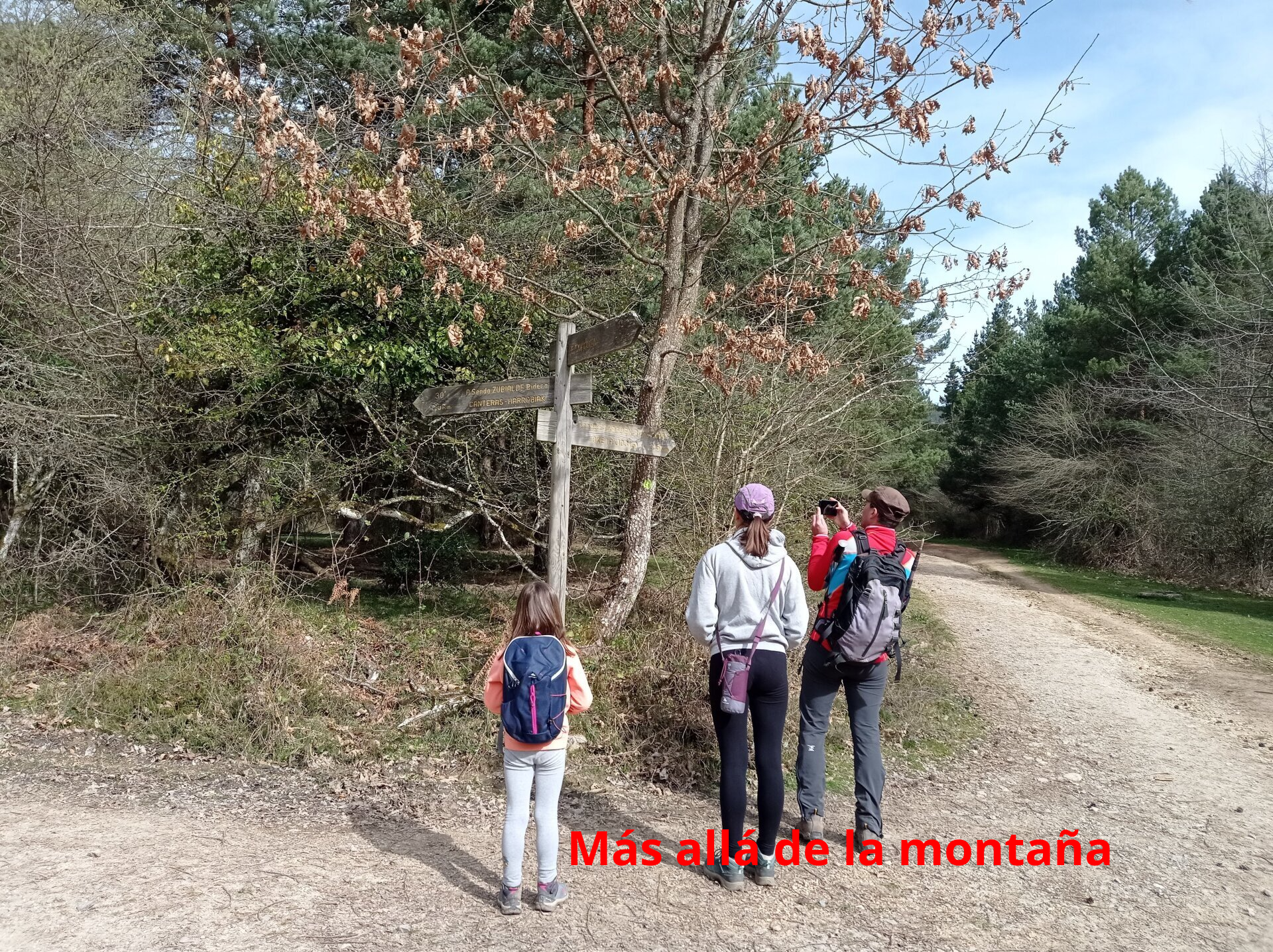 La cruzamos y seguimos el camino hasta llegar a un cruce de caminos, donde cogemos el camino de la derecha y que marca Oketa.