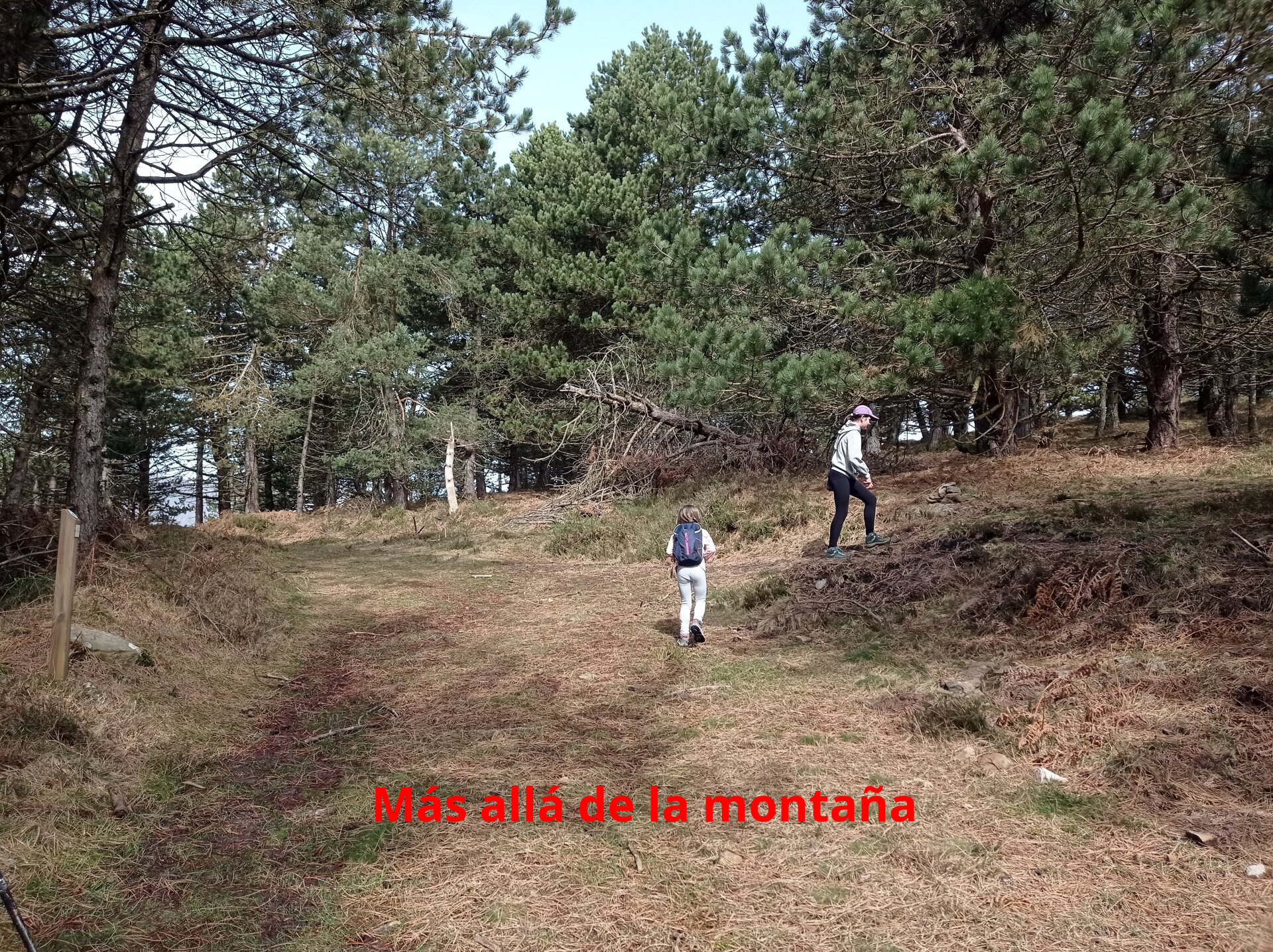 Después de la fuerte pendiente dejamos las balizas y seguimos hacia la derecha los hitos