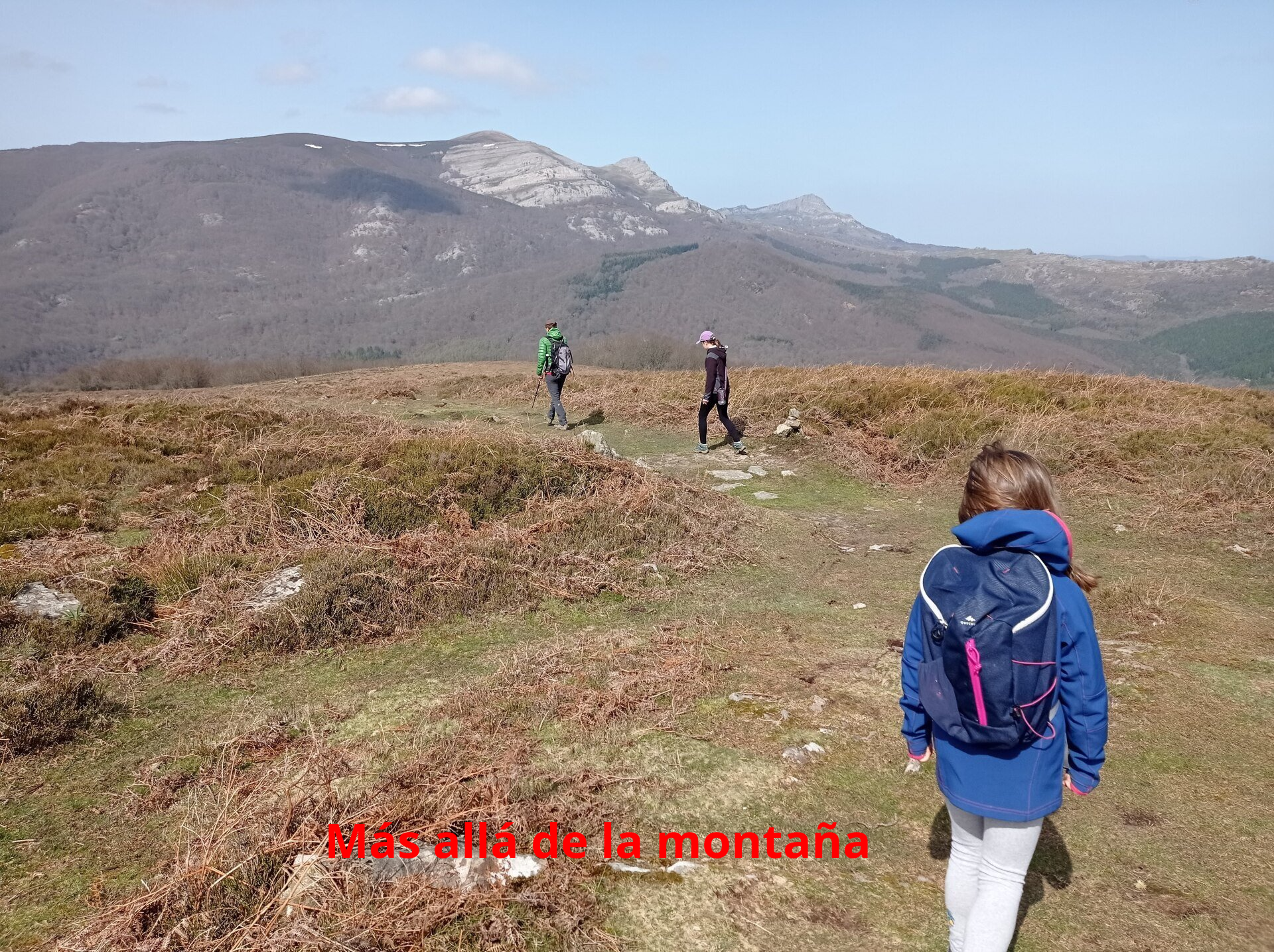 Después de comer y descansar, empezamos el descenso. Bajamos por la ruta que sigue la vertiente opuesta y se dirige a las Peñas de Umaran, justo enfrente tenemos el Gorbeia. Cogemos una senda que serpentea entre brezos y helechos.