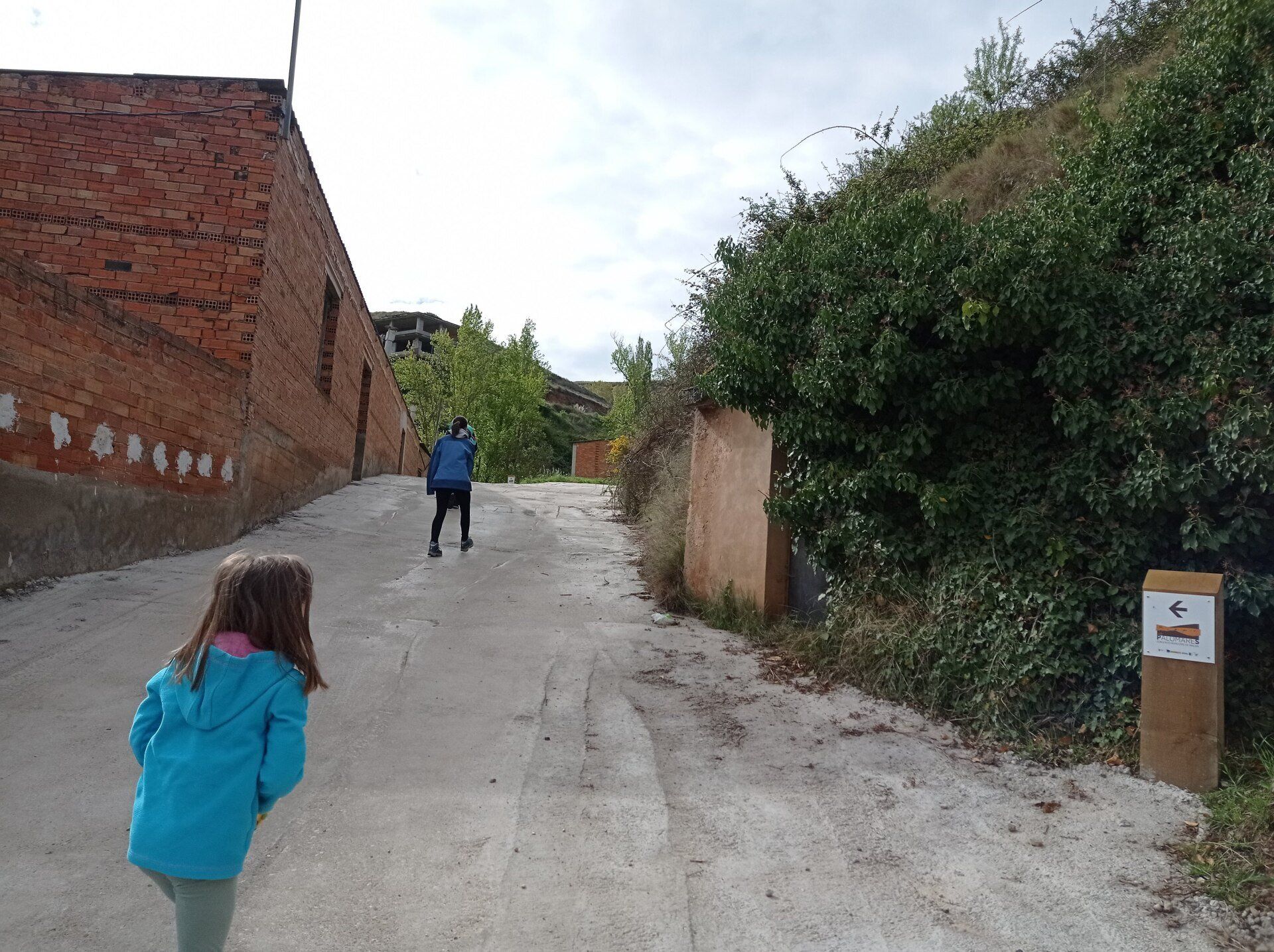 La ruta empieza al final del pueblo de Nalda y donde dejaremos el coche.