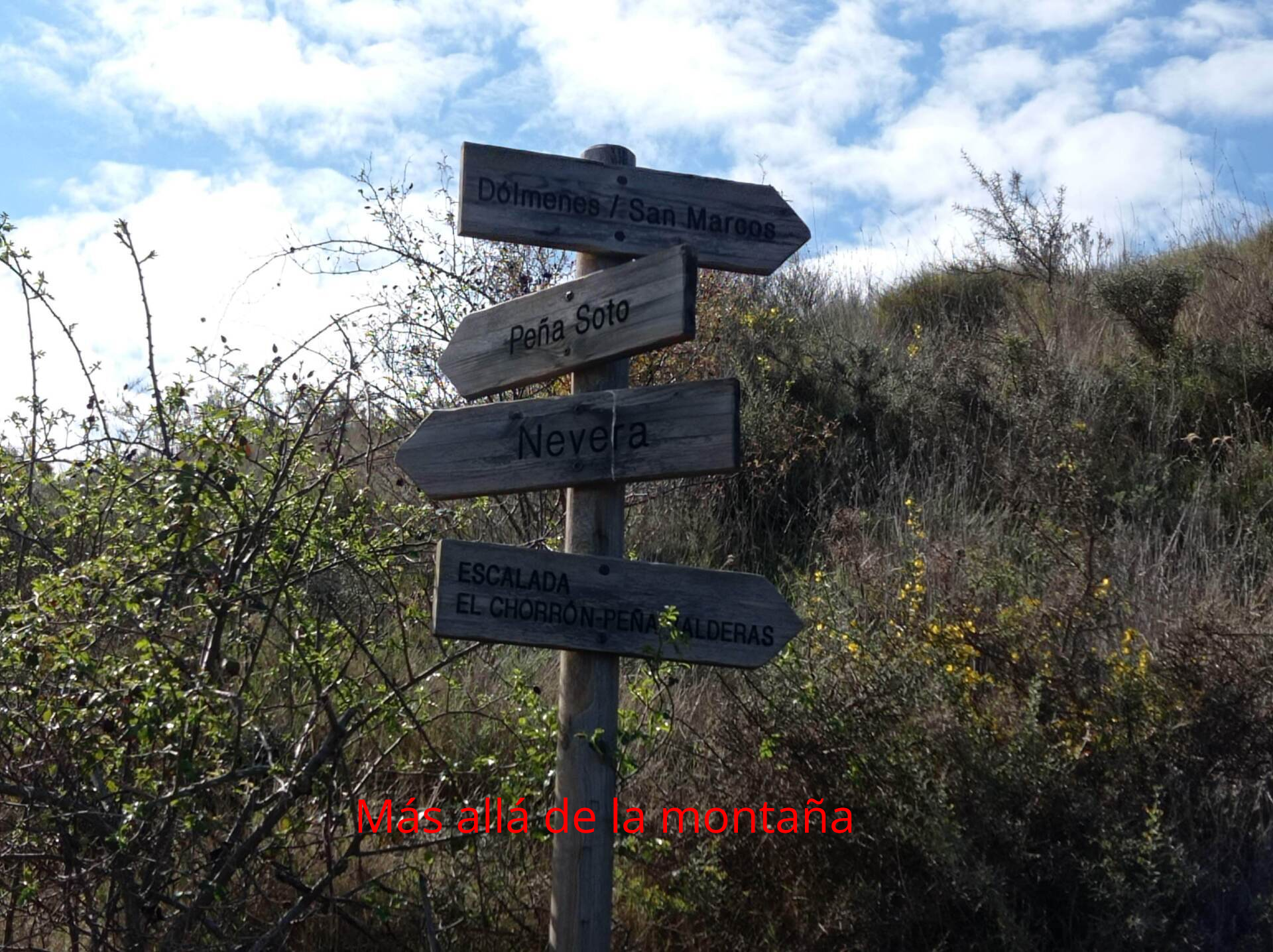 Comenzamos la ruta por un camino asfaltado, el cual luego se convertirá en una pista de tierra. Veremos diferentes desvíos a ambos lados del camino pero no tomaremos ninguno, nosotros siempre avanzaremos recto.