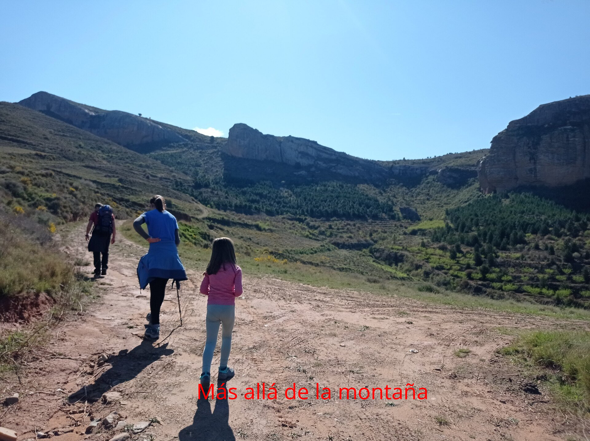 A medida que avanzamos iremos viendo más de cerca los paredones de la Peña Soto a la derecha y a la izquierda queda Rodalillo, aunque no se ve.