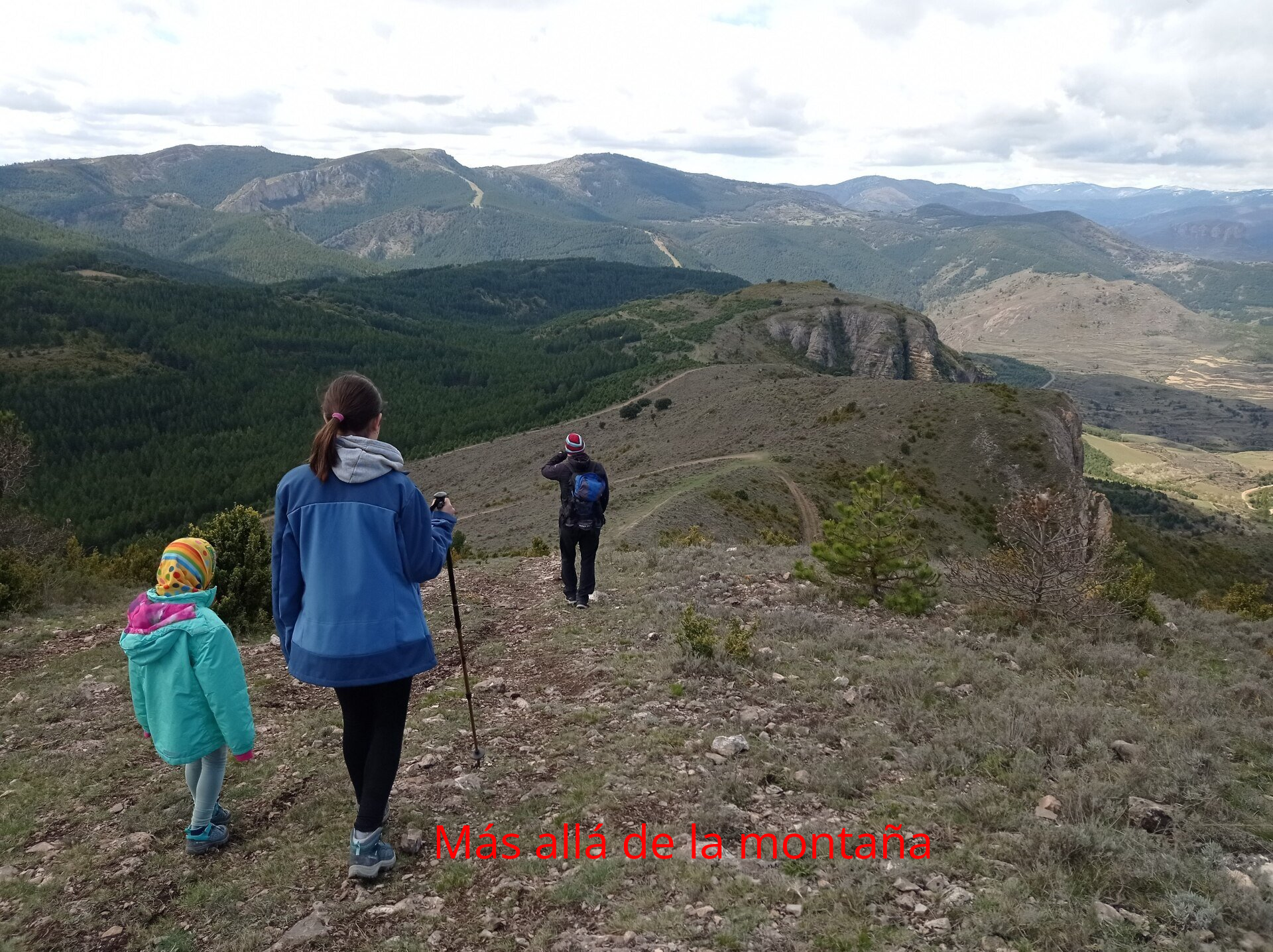 Después de comer y beber algo y disfrutar de las vistas comenzamos el descenso. Cogemos el camino que nos había llevado a la cima y en vez de coger la senda que baja a nuestra izquierda, seguimos recto. Este tramo puede ser algo más complicado pues a veces la senda se pierde, pero cogiendo como referencia el Collado de la Puerta es fácil orientarse.