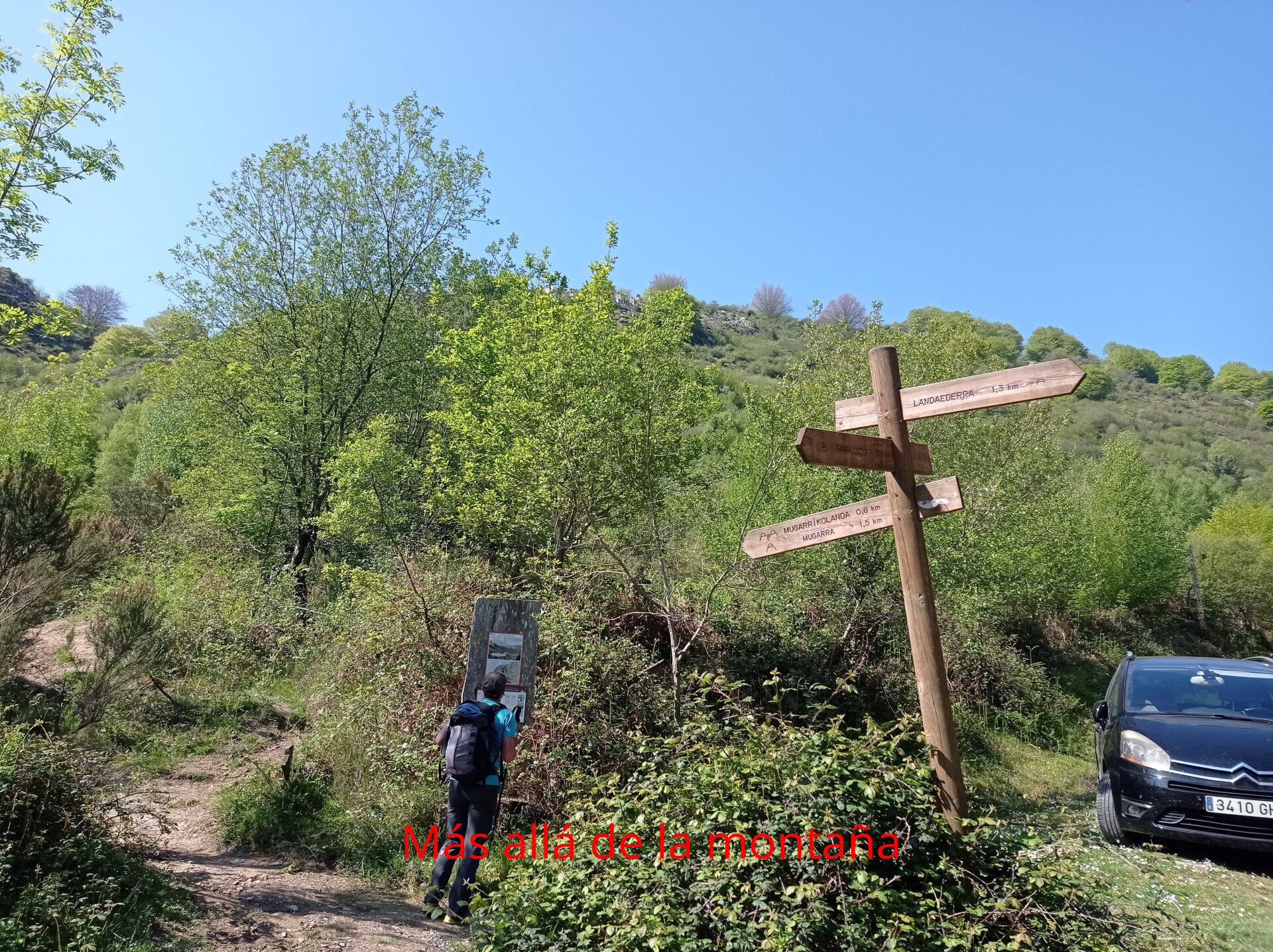 Tras 1,5 kilómetros llegamos a un poste indicativo. Aquí hay dos opciones: seguir un sendero empinado y estrecho hacia Mugarra o seguir la pista de tierra por la cual estamos subiendo. Si vais con niños, yo os recomiendo seguir la pista (es lo que nosotros hicimos) ya que se hace más progresivo. El otro camino es con un atajo porque subes directamente al collado entre el Mugarra y Leungane. Aquí la pendiente es considerable y el camino estrecho.