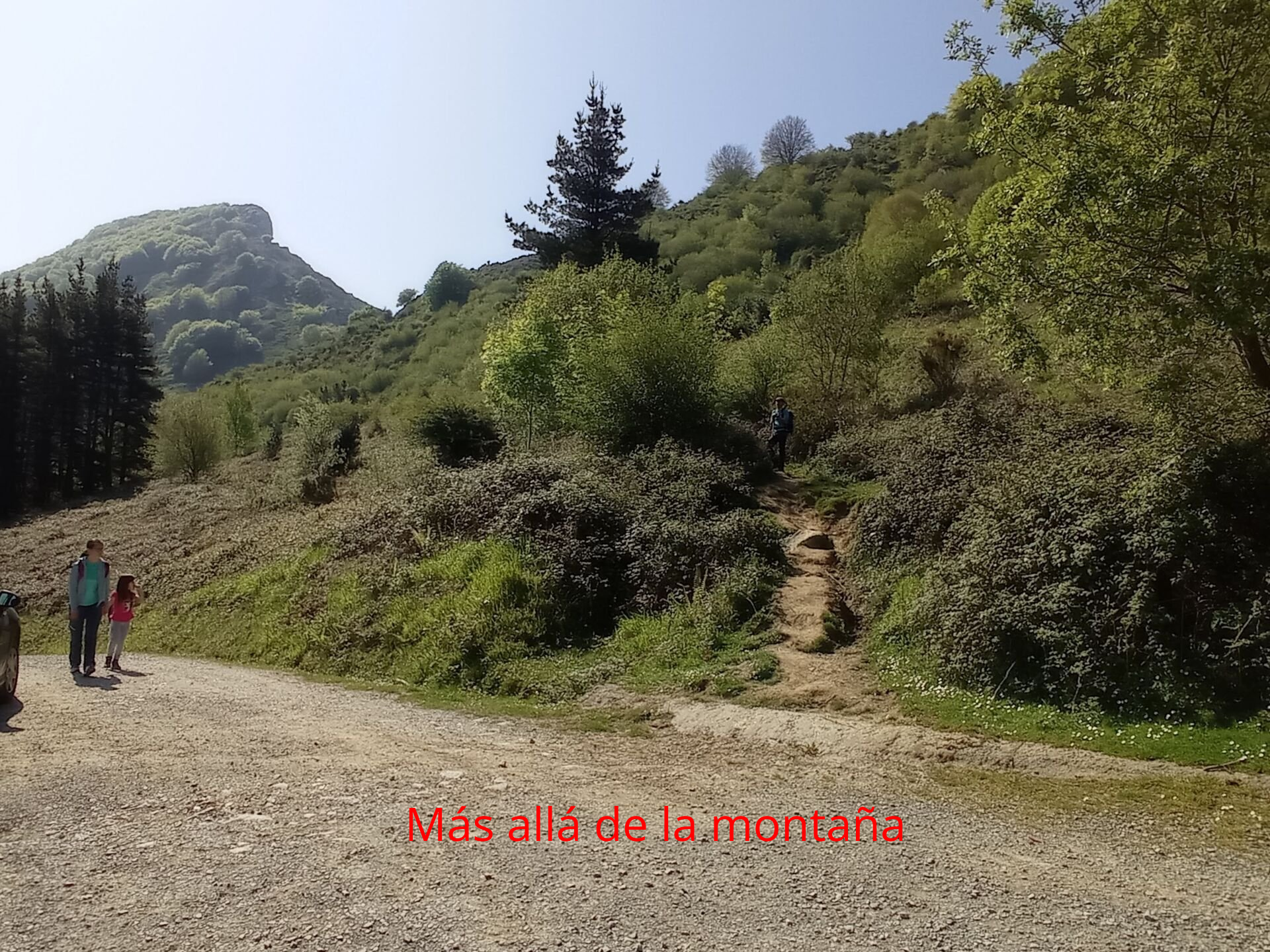 Nosotros seguimos la pista donde al poco llegamos a un cruce de caminos, donde a nuestra izquierda sale una senda. Cogemos la senda, la cual poco a poco nos lleva hasta la pista que va a la fuente de Mugarrekolanda (aunque nosotros no llegaremos aquí). Las vistas del Mugarra a medida que vas subiendo por la senda son espectaculares.