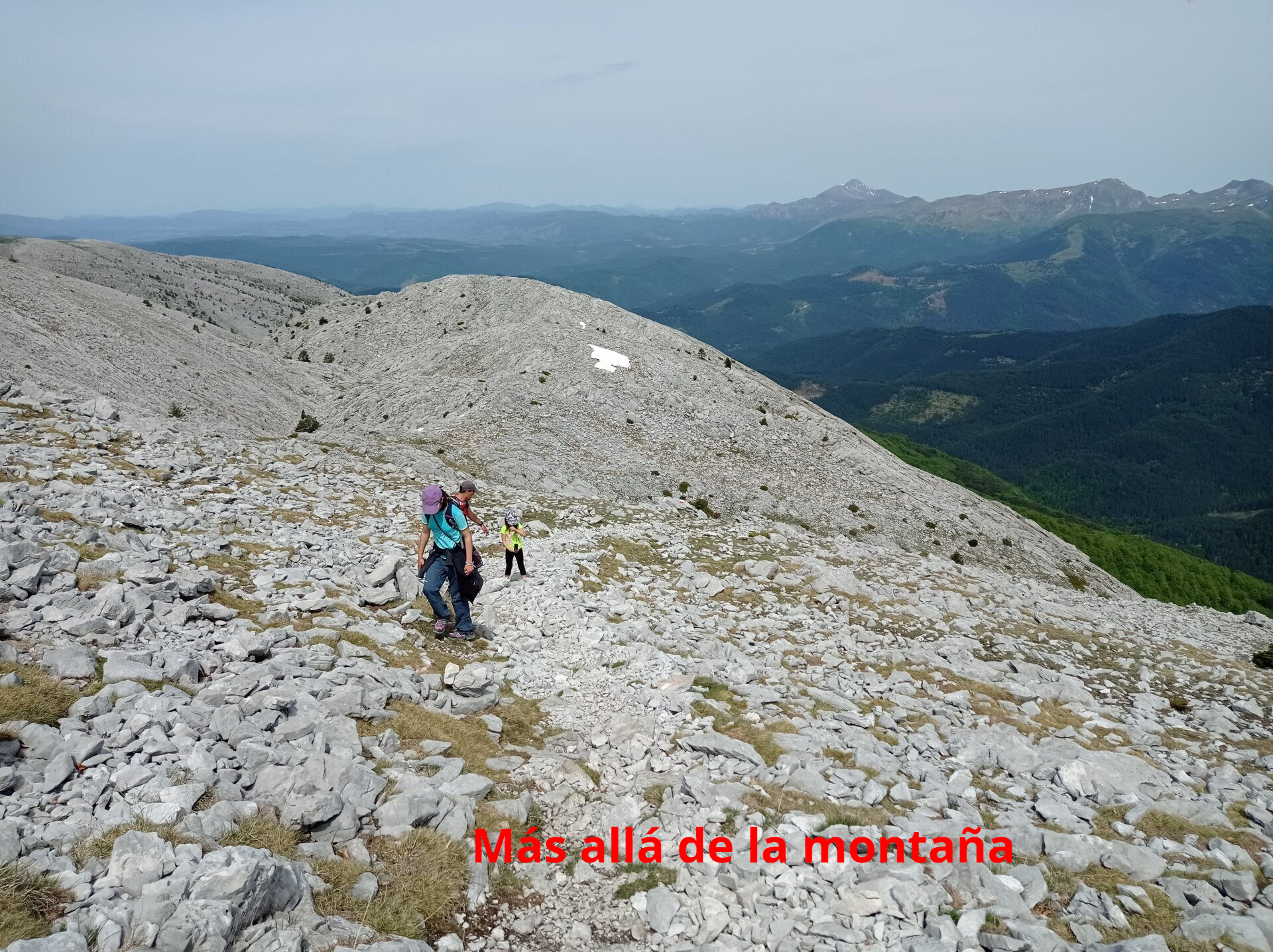 Esta subida nos lleva hasta un collado. Desde aquí seguimos ascendiendo a través de un camino pedregoso pero con algo menos de inclinación y que no lleva directamente a la cima.