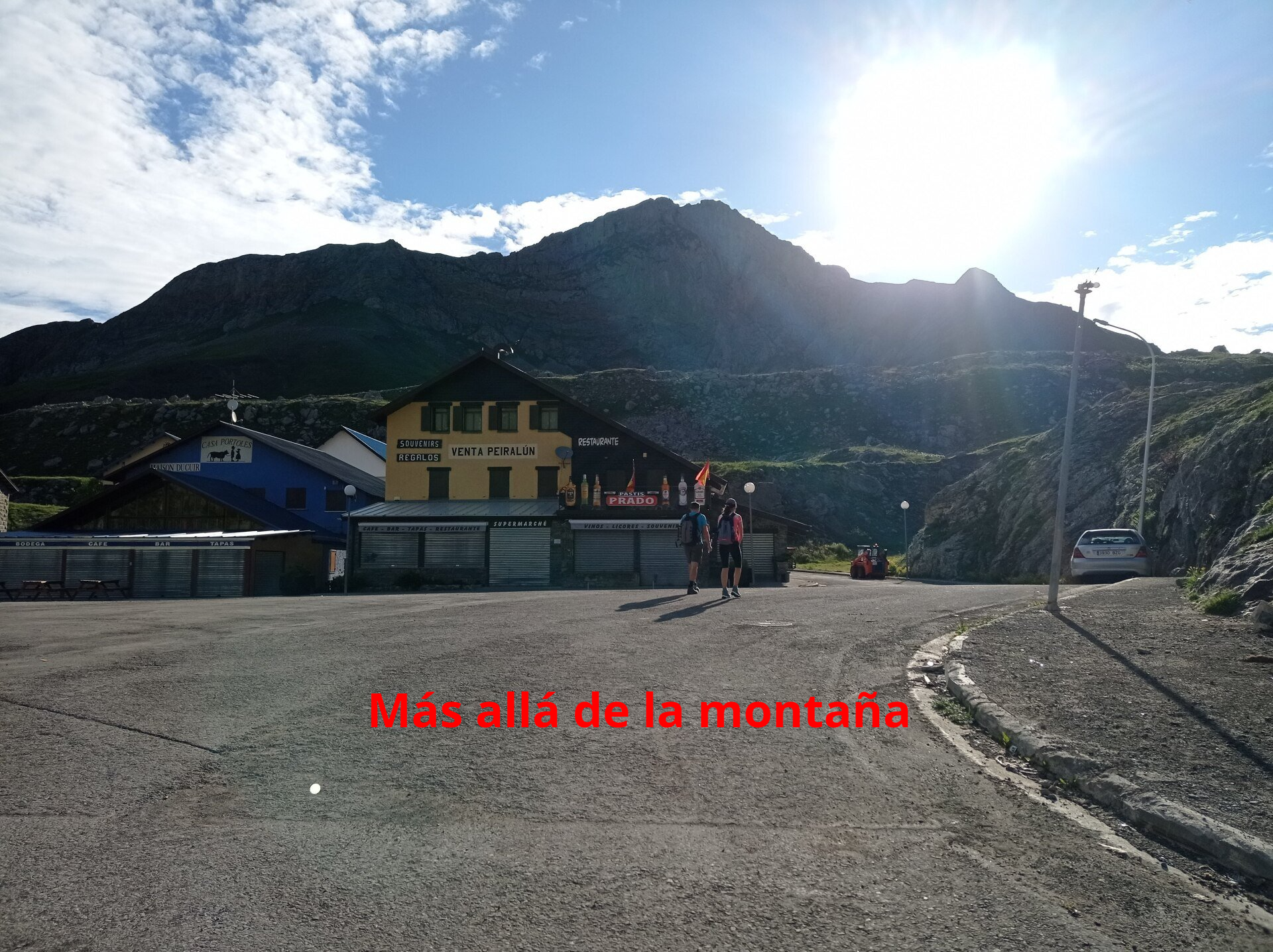 Nosotros sin embargo seguimos otra ruta que parte por detrás de las tiendas del aparcamiento de las Ventas del Portalet y va en dirección al Pic de Peyrelue.