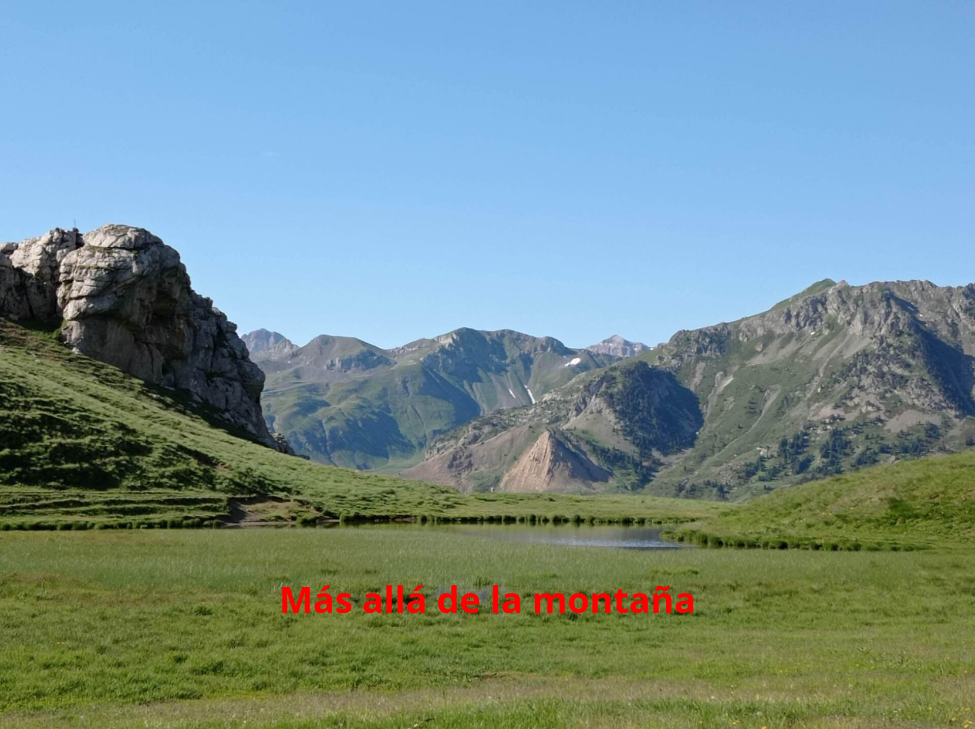 Aquí nos encontramos con una charca, la cual bordeamos por la parte izquierda, donde poco a poco vamos subiendo. Esta es la parte donde no hay una senda definida ni señalización.