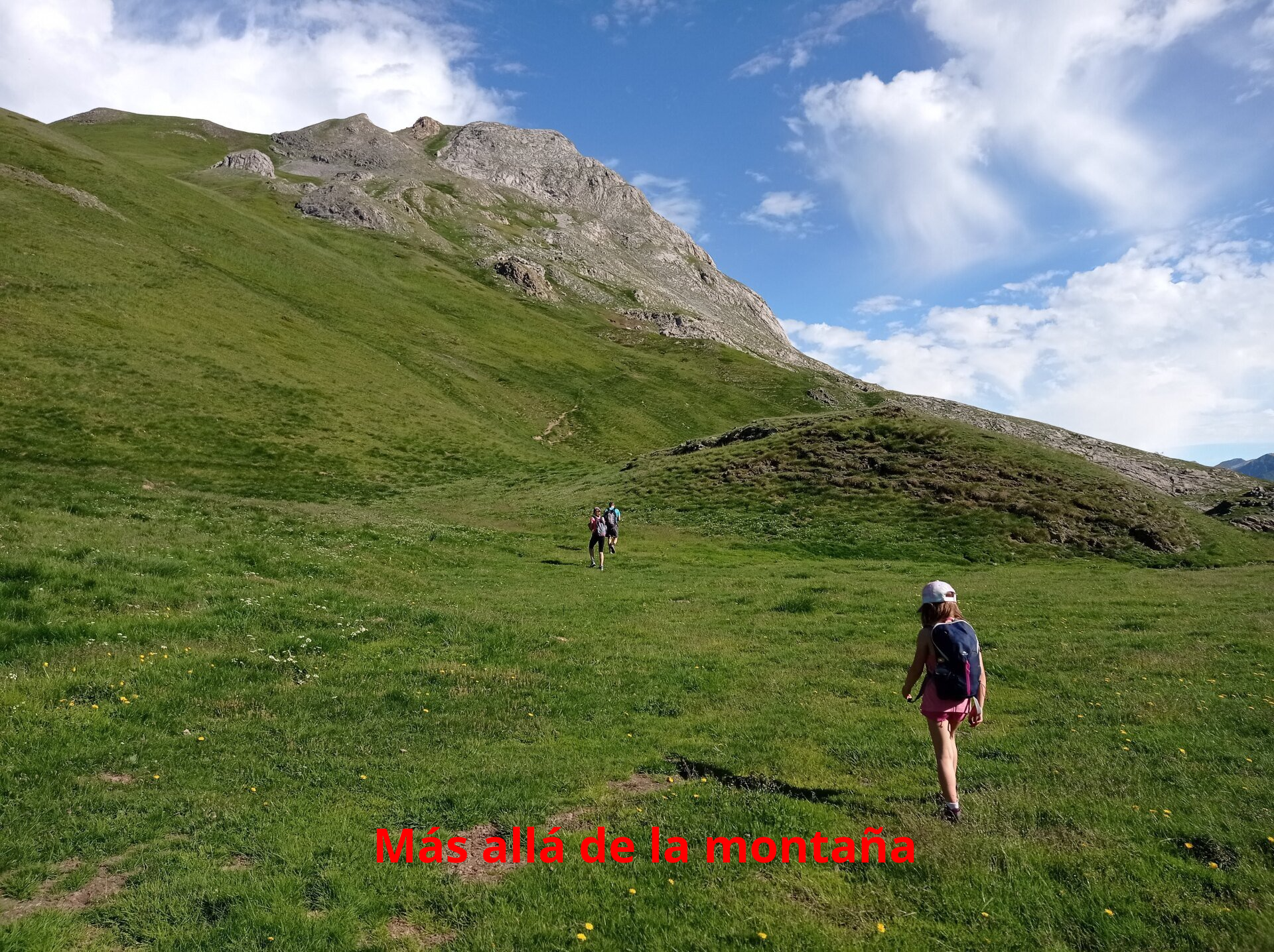 Vamos subiendo en dirección noroeste en zig-zag por la herbosa ladera hasta alcanzar un collado.