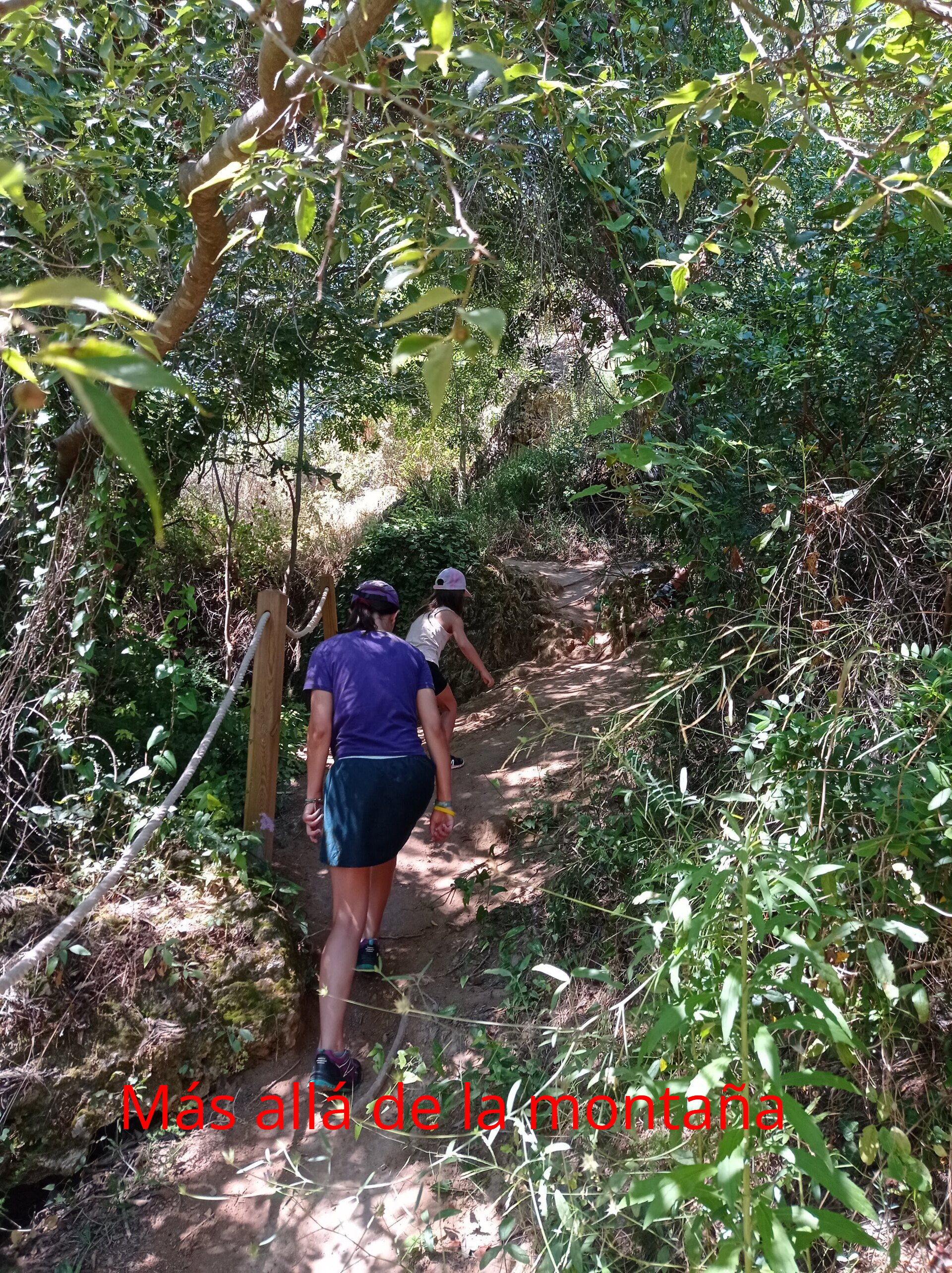 Tras superar la cascada, nos encontramos con una subida con algo de pendiente antes de seguir el curso del río en dirección a la Cascada del Salto.