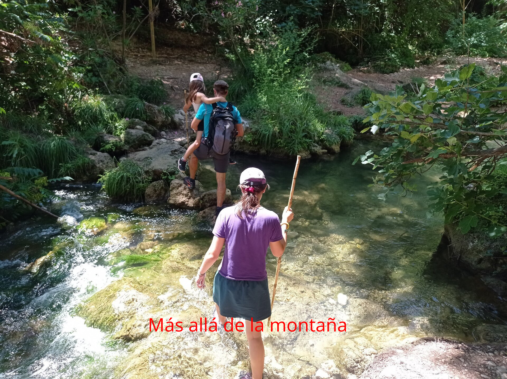 Llegamos al cauce del río, a través de un bosque con gran vegetación, el cual tenemos que volver a cruzar y meter los pies en el río. Ya desde aquí podemos oír el agua cayendo de la tercera cascada.