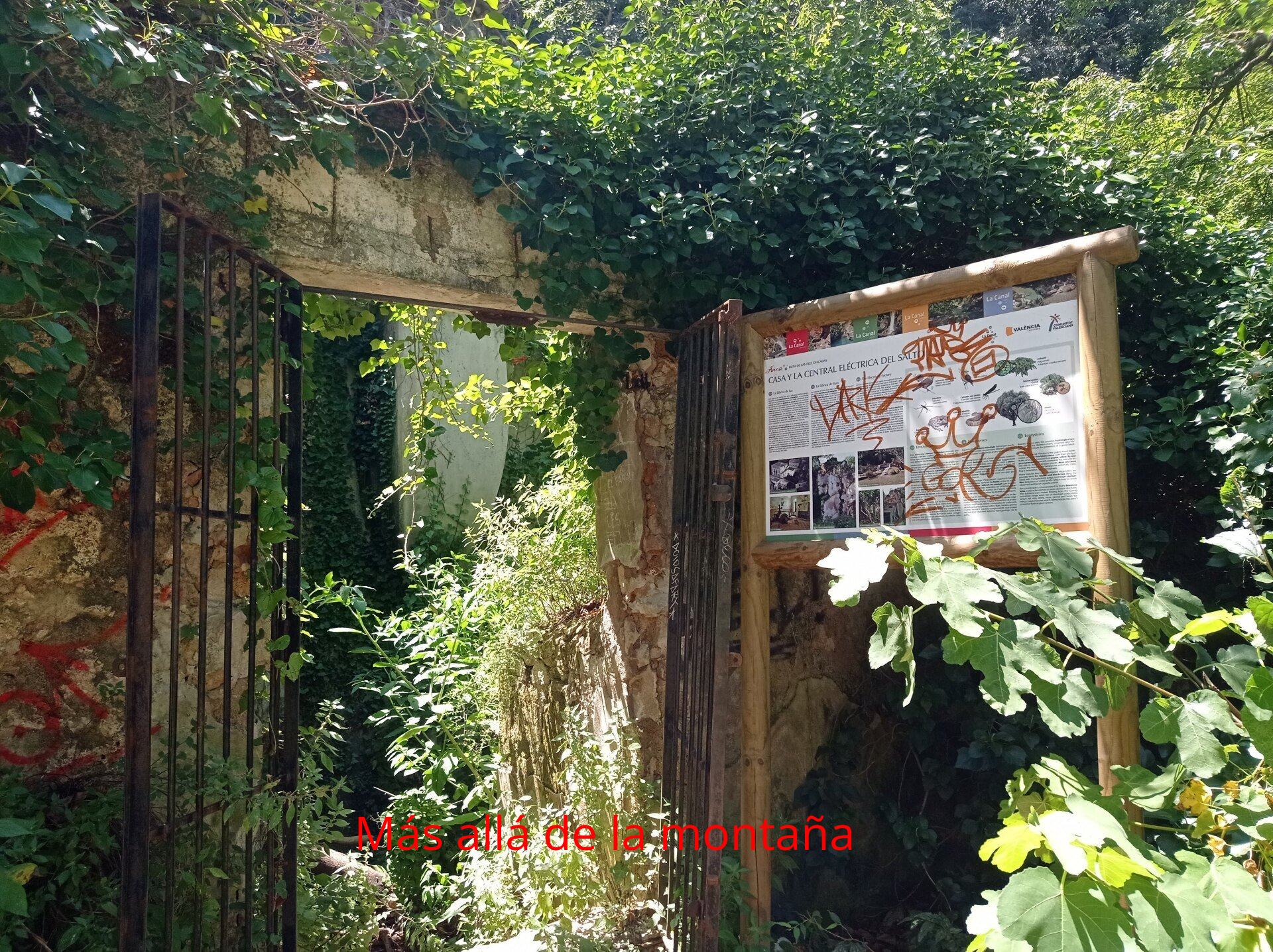 Después de disfrutar de la cascada con todos los sentidos, regresamos pero en vez de coger el mismo camino seguimos la senda que nos llega hasta una antigua central eléctrica y desde aquí vamos a dar al cruce de caminos que nos encontramos después de la Cascada de los Vikingos.