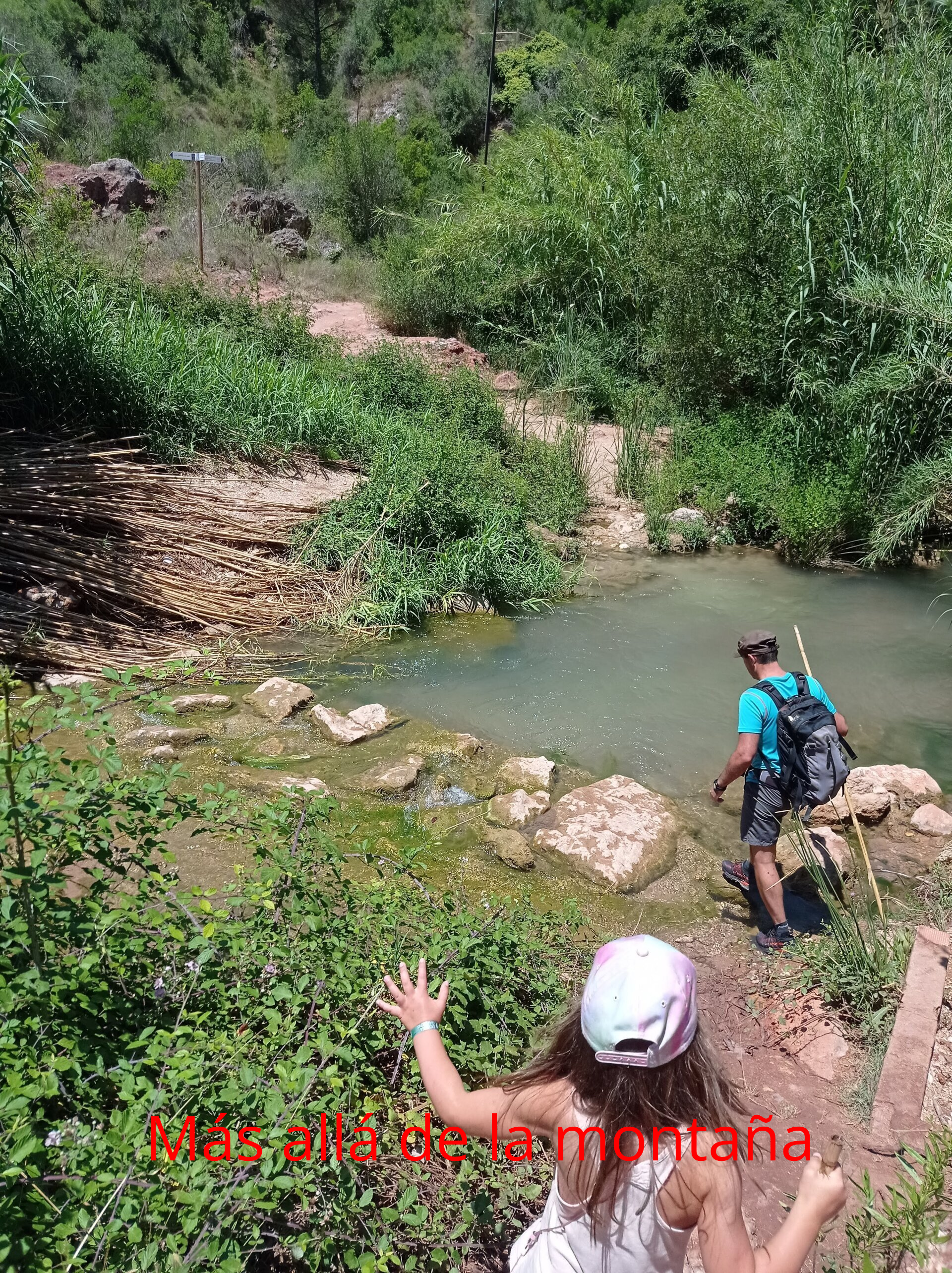 Después de disfrutar de la cascada con todos los sentidos, regresamos pero en vez de coger el mismo camino seguimos la senda que nos llega hasta una antigua central eléctrica y desde aquí vamos a dar al cruce de caminos que nos encontramos después de la Cascada de los Vikingos.
