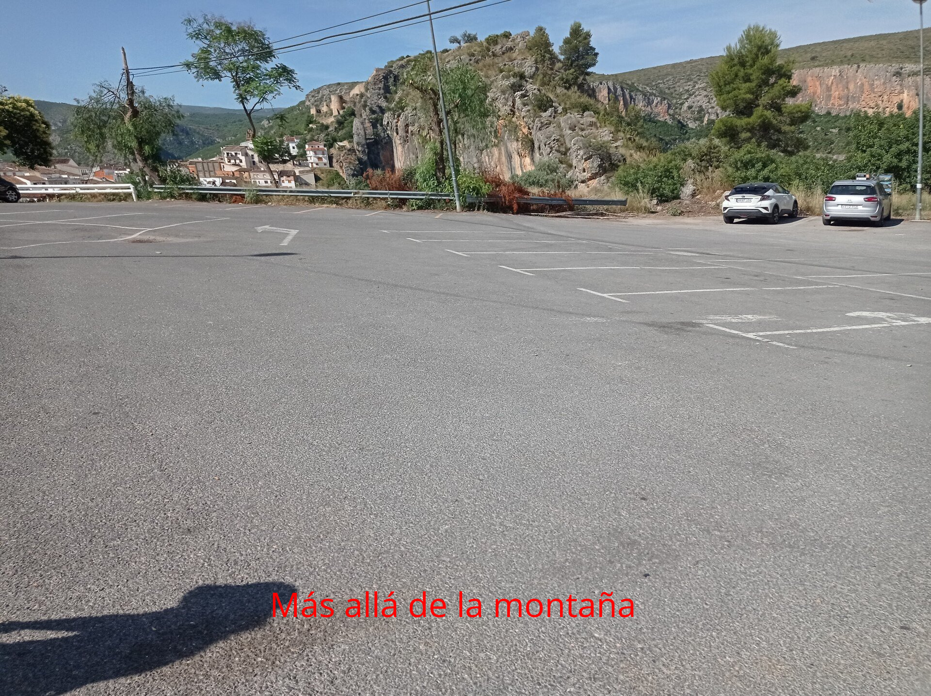 Aunque en la zona donde comienza el recorrido hay sitio donde dejar el coche, yo te recomiendo que lo dejes en el parking a la salida de Chulilla, ya que en apenas 500 metros llegas a la entrada al Paraje Natural.