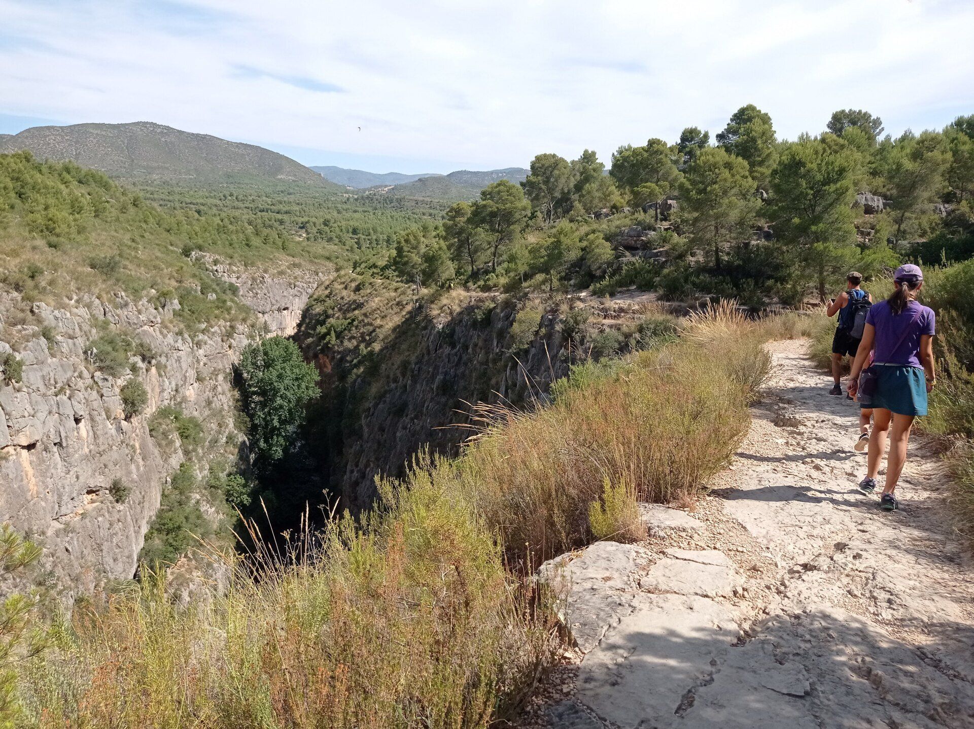 La suave bajada nos deja en el Paraje de Los Calderones, que da nombre a todo el espacio protegido.
