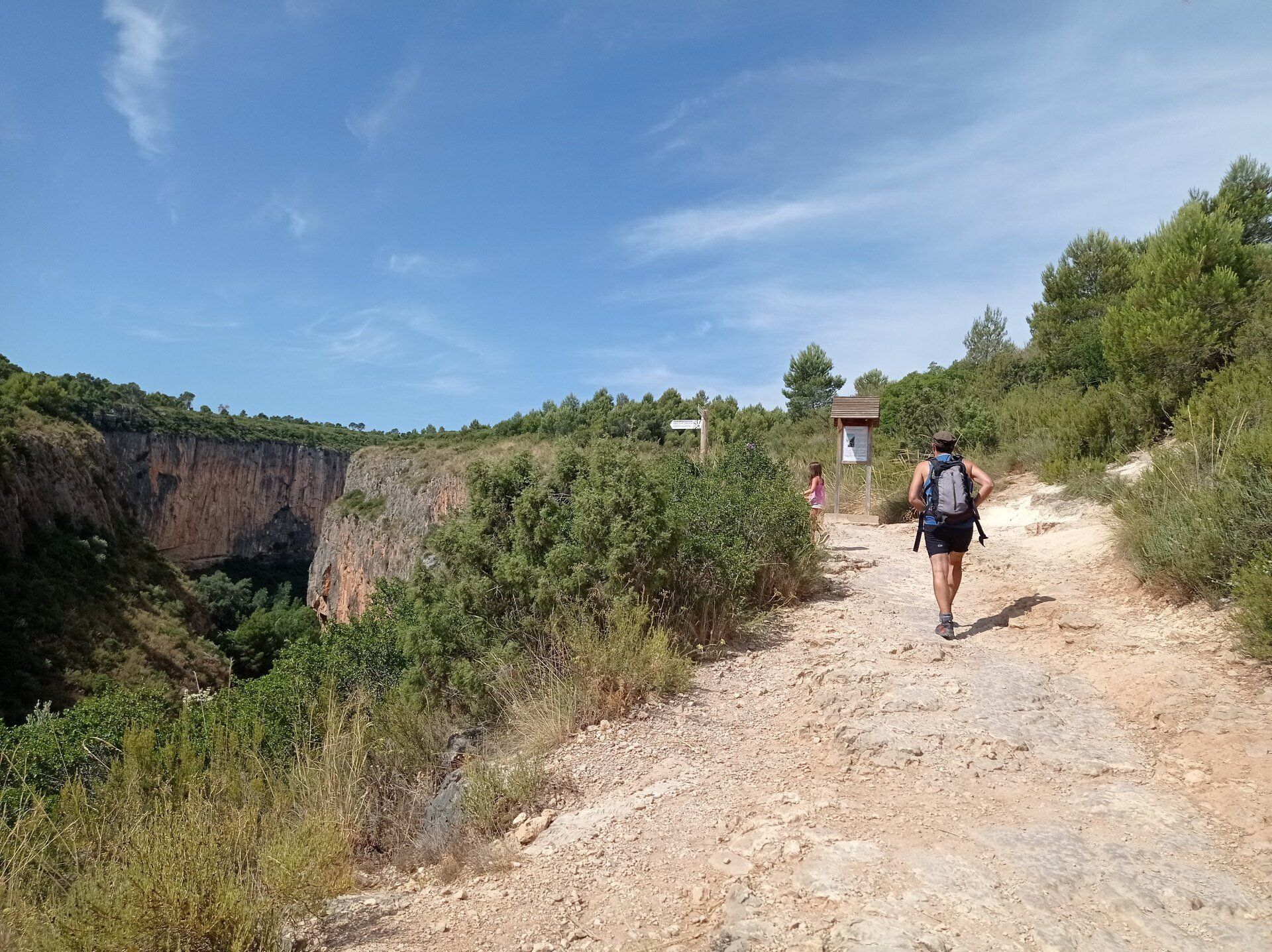 Desde el paraje de los Calderones, comenzamos a subir hasta llegar cerca de la entrada al primero de los puentes colgantes.