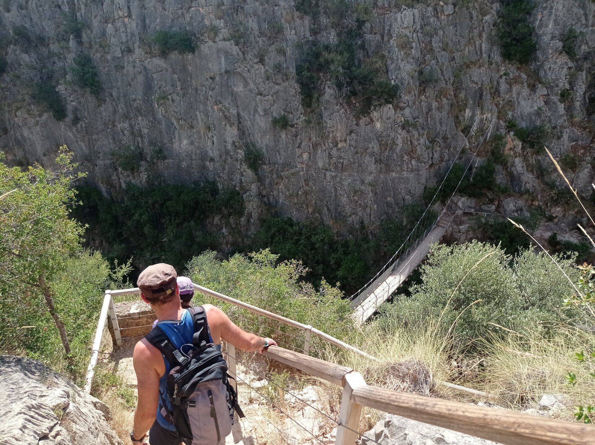 Para llegar al puente, tenemos que descender por unas empinadas escaleras. En este punto, tenéis que tener cuidado si vais con niños o personas mayores.