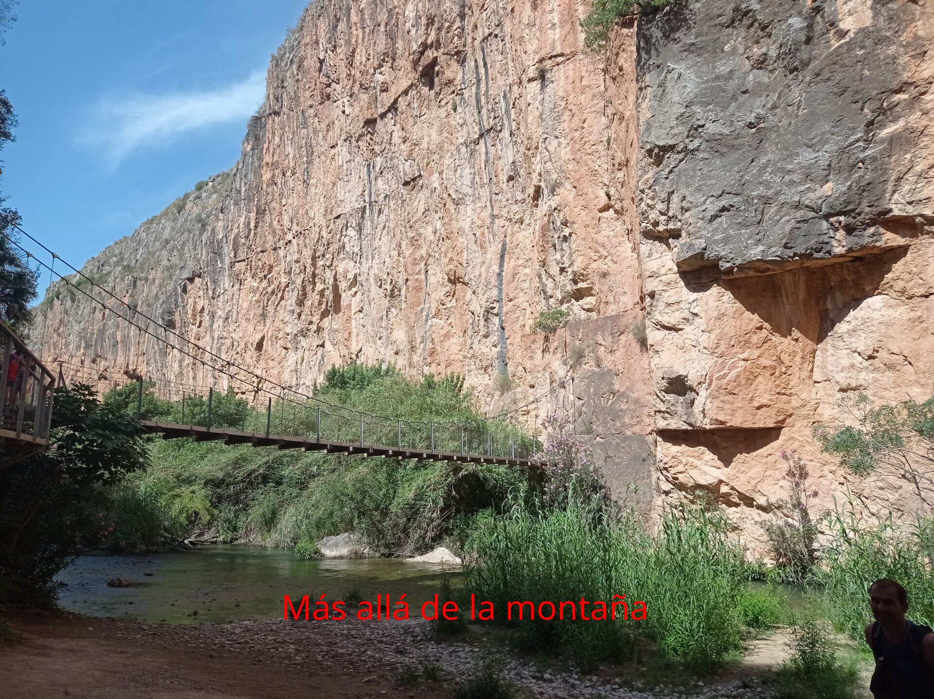 Desde aquí, vemos el segundo de los puentes colgantes, que en este caso se encuentra a unos 5 metros por encima del río, con una longitud de 28 metros.