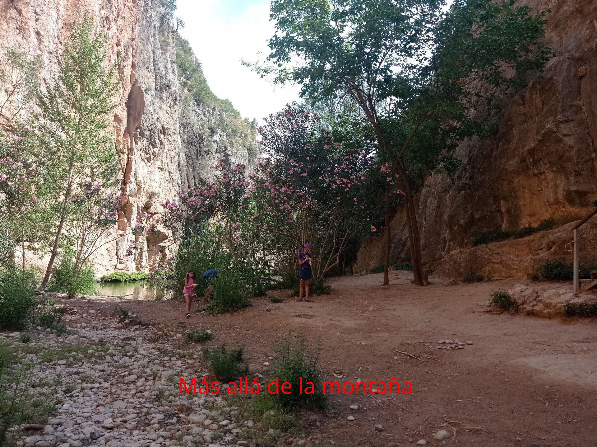 Tras superar el primer puente colgante, un nuevo tramo de escaleras nos deja en una zona especialmente bonita donde el río ocupa todo el ancho de la garganta, con impresionantes paredes verticales. Es una zona que te invita a detenerte y relejarte (siempre y cuando no haya mucha gente, cosa que creo que ocurre los fines de semana).