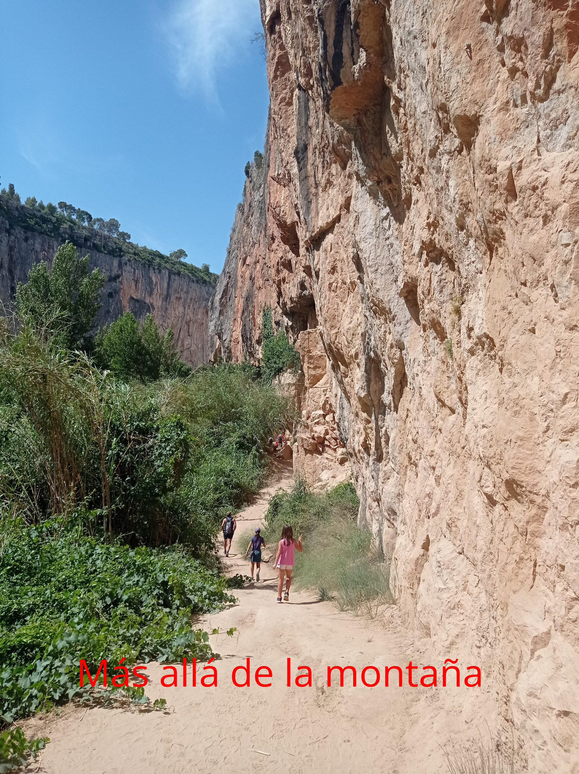 Este es el último de los puentes colgantes de la ruta. A partir de aquí, la ruta va entre las paredes del cañón del Turia hasta el Embalse de Loriguilla. Esta zona es una zona de escalada donde se pueden ver los diferentes anclajes y chapas