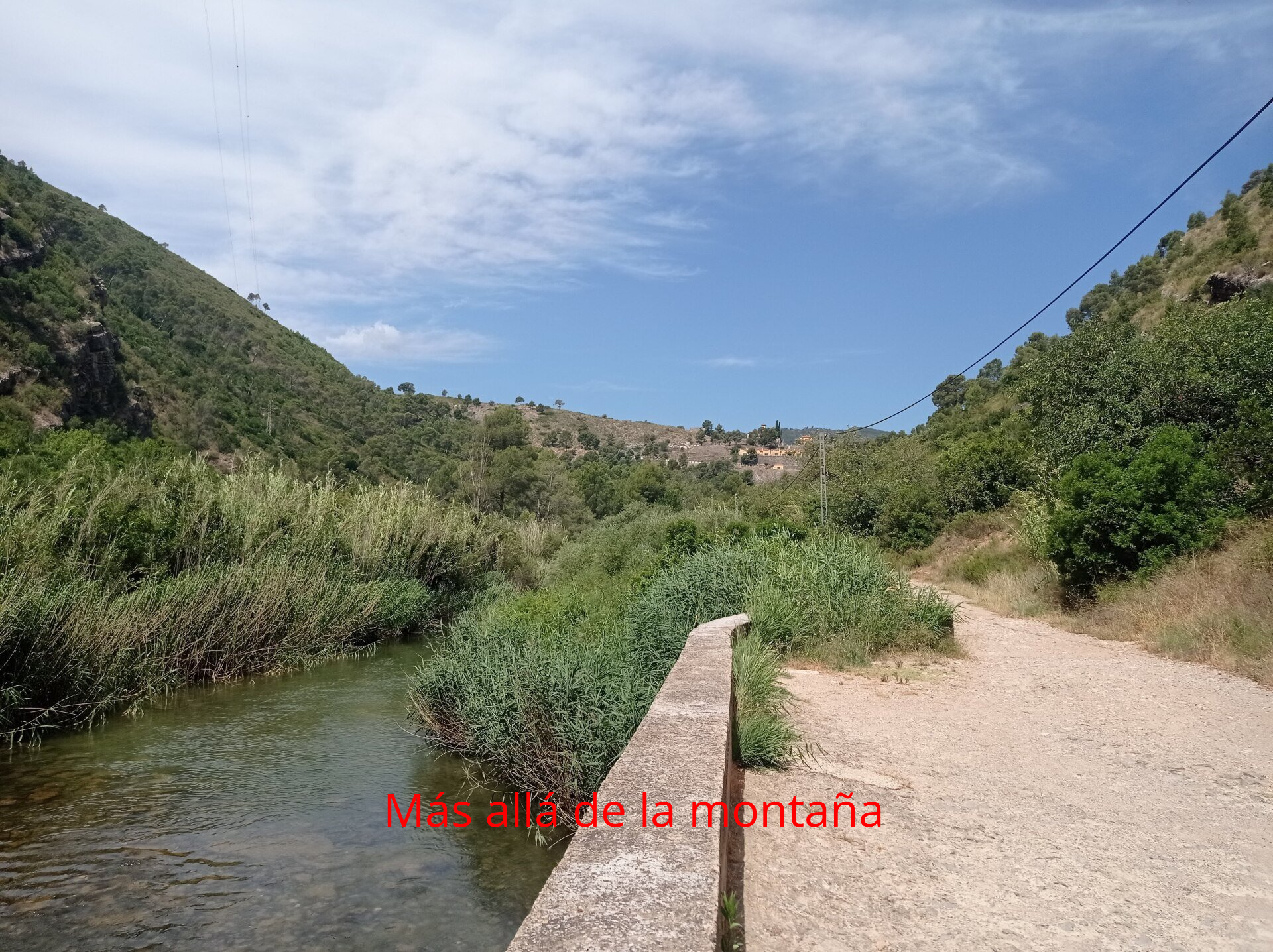 Finalmente, poco antes de llegar al Embalse de Loriguilla, el barranco se abre. Debido al calor que hacía ese día, decidimos no subir hasta la presa.