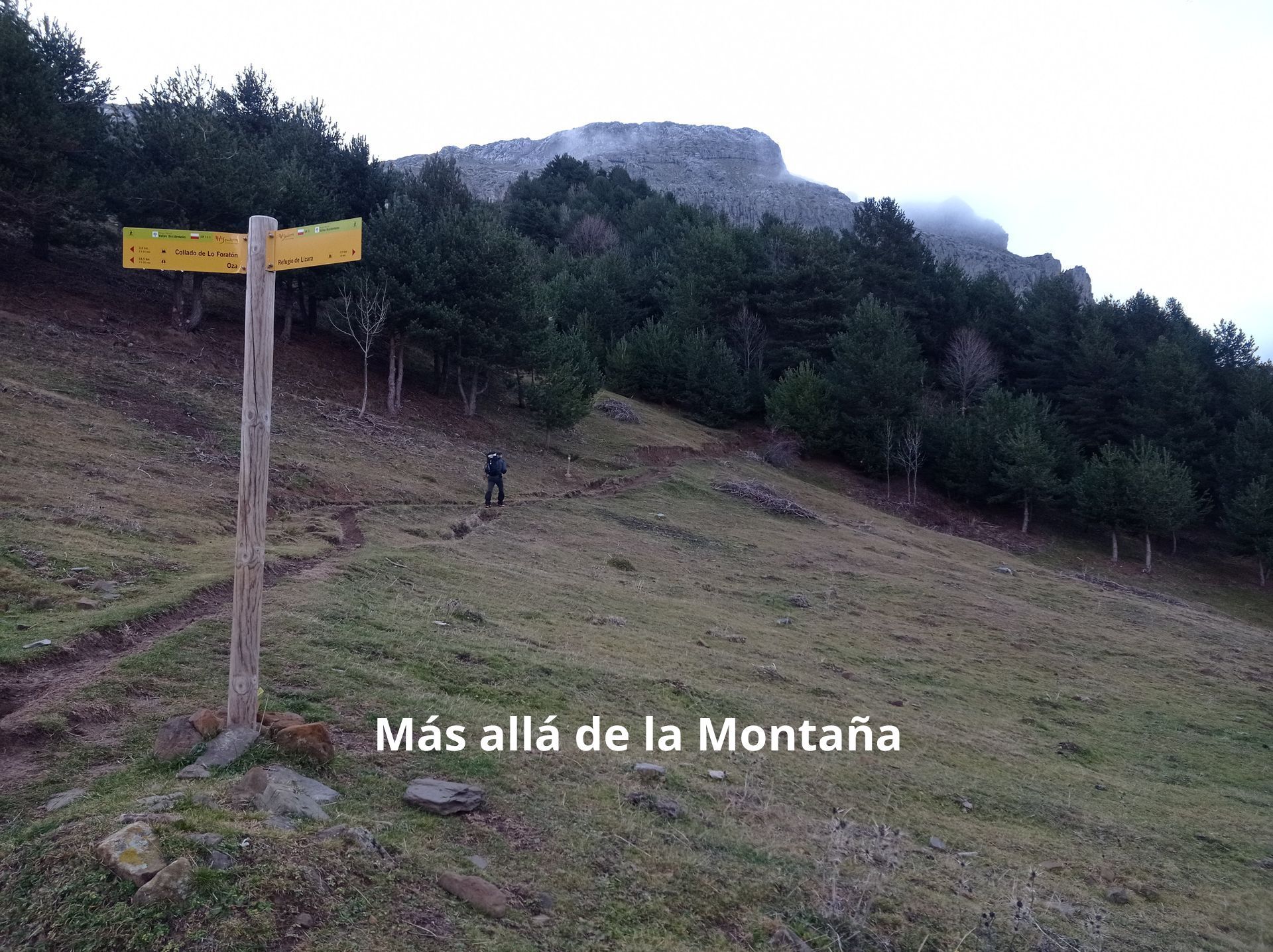 Tomamos la senda que comienza detrás del refugio (GR-11) muy bien marcada y que coincide con la ruta que va hacia el Bisaurín (la ascensión más habitual en esta zona). Llegamos a un desvío con varias señales y tomamos el camino que sale a nuestra derecha dirección a la Plana Mistresa y macizo Bernera (GR11).