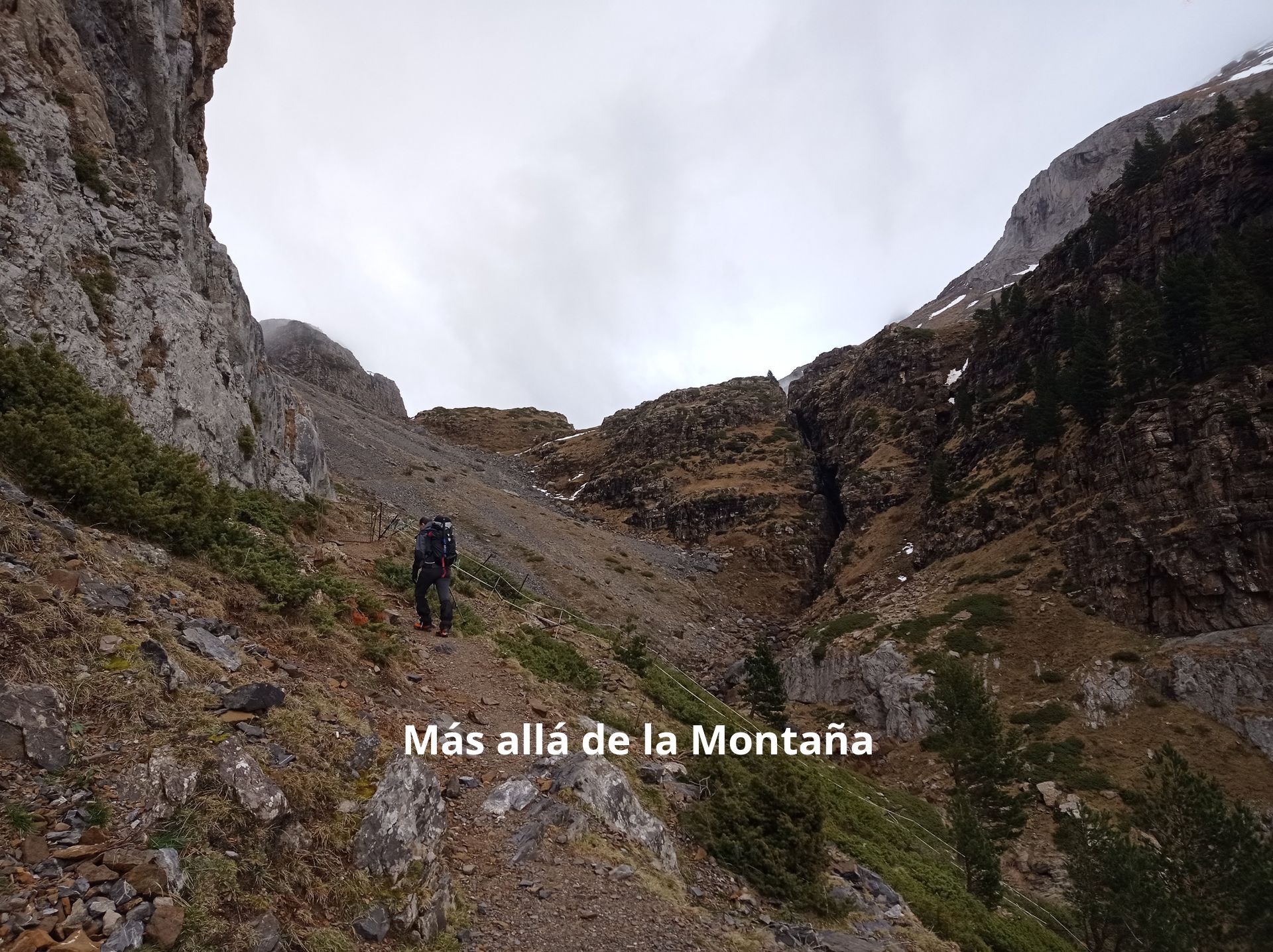 Seguimos la senda y nos adentramos en el barranco. A nuestro alrededor las paredes de Fetás (a la izquierda) y de la Bernera (a la derecha).