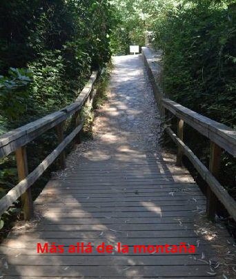 plataforma de madera, que nos conduce a un aparcamiento, junto a la rotonda a la entrada del pueblo de Benamahoma.