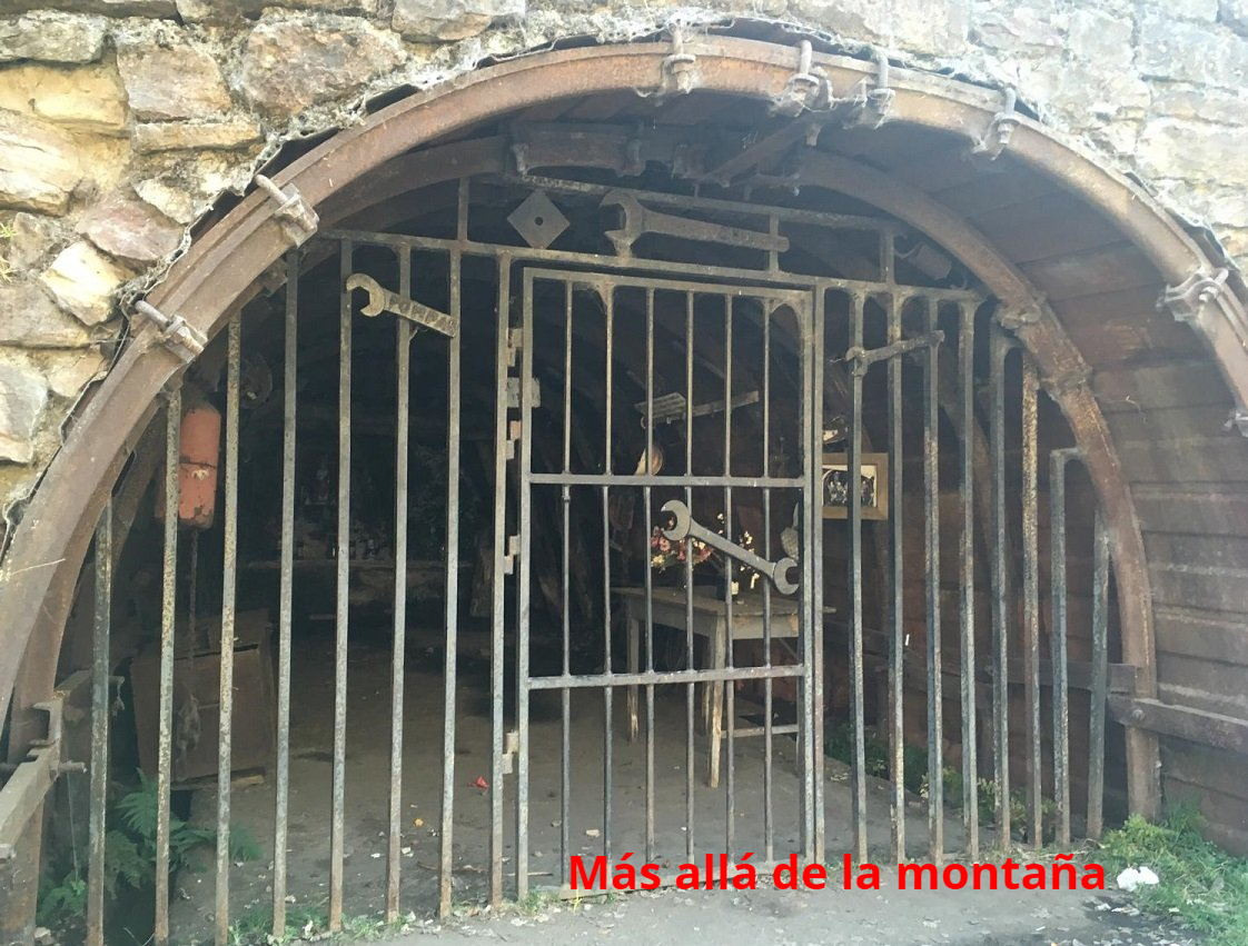 una bocamina, la cual ha sido reconvertida en una especie de museo de la minería con objetos típicos de las minas.