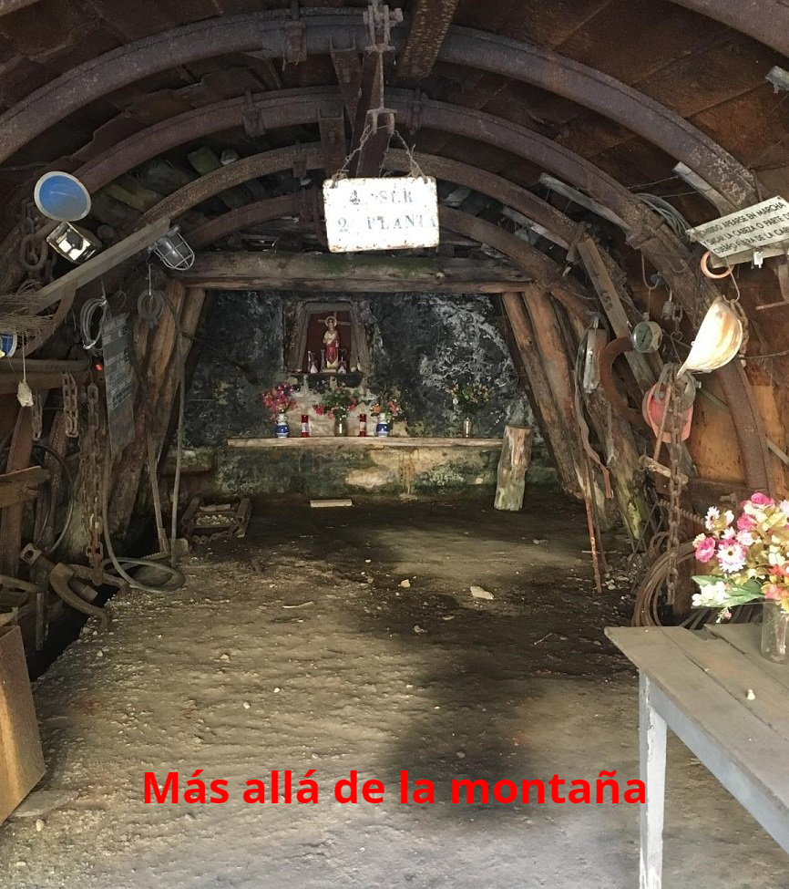 una bocamina, la cual ha sido reconvertida en una especie de museo de la minería con objetos típicos de las minas.