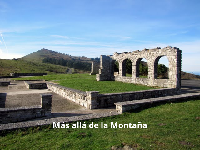 Continuamos hacia el mirador; hasta el que llega una carretera asfaltada, por lo que se acerca mucha gente para asomarse y ver las vistas.
