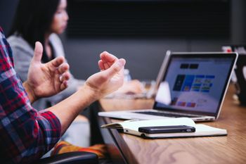Definir una estrategia adecuada y alineada a un plan de proyecto es fundamental para el éxito de sus iniciativas de negocio.